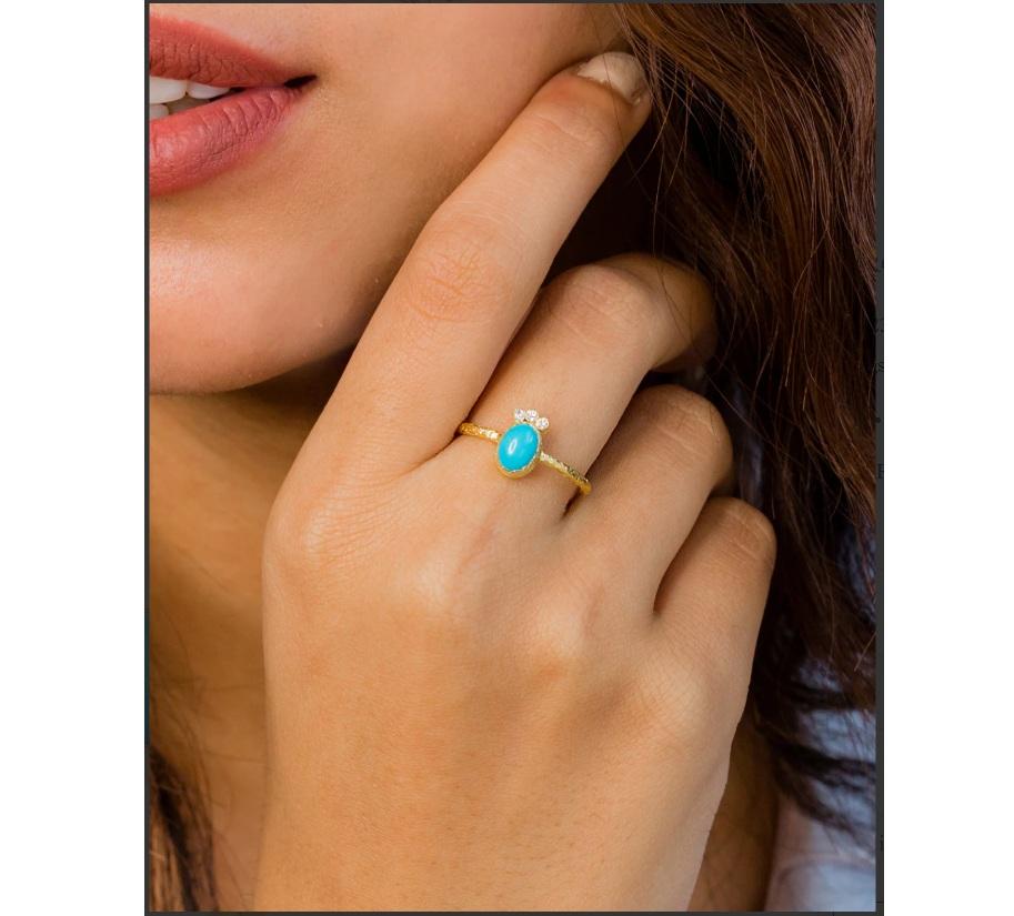 Scegli la classe e la vivacità con questo straordinario anello Grace of Turquoise. Con una vibrante gemma turchese al centro, questo elegante modello in oro giallo massiccio 18 carati è impreziosito da tre splendidi diamanti naturali. Indossalo come