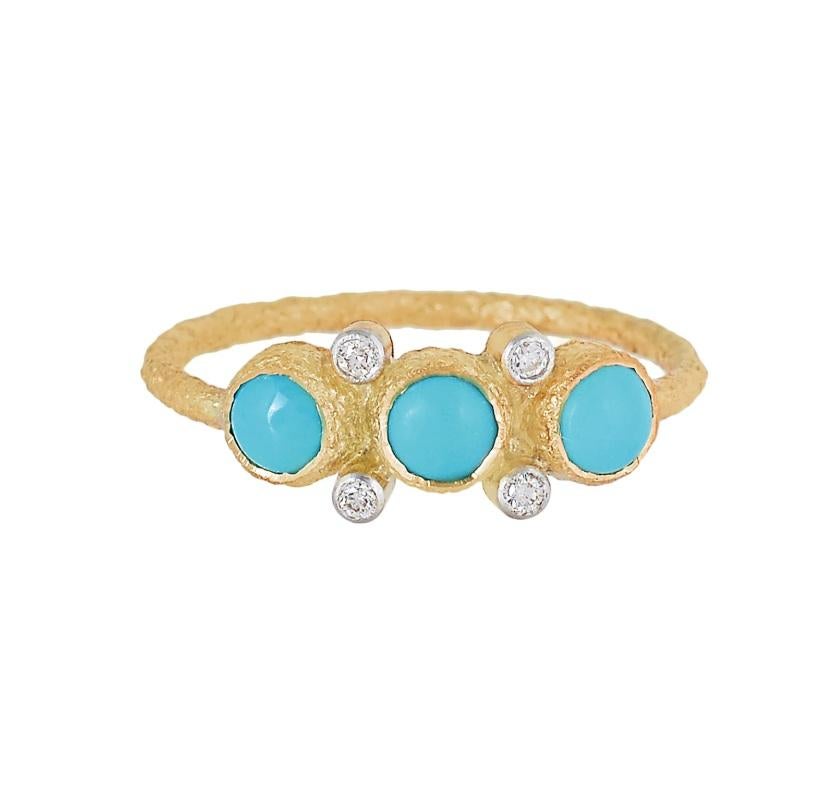 Dieser Ring ist aus 18 Karat Gelbgold gefertigt und mit einem türkisfarbenen Edelstein besetzt. Außerdem sind in den Ring Diamanten eingelassen, die ihm einen besonderen Glanz verleihen.  Es wäre eine schöne Ergänzung für jede