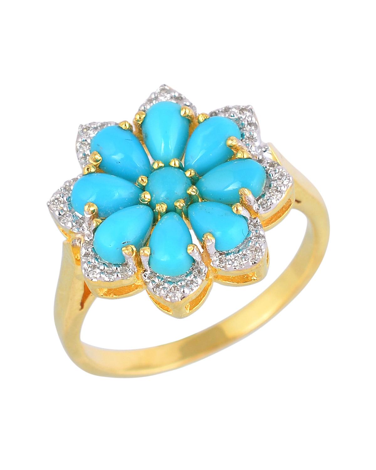 Dieser Ring ist aus 14 Karat Gold gefertigt und mit einem türkisfarbenen Edelstein besetzt. Der Ring zelebriert die Schönheit der Natur auf glamouröse Weise. Er zeigt türkisfarbene Edelsteine in floraler Form, umgeben von