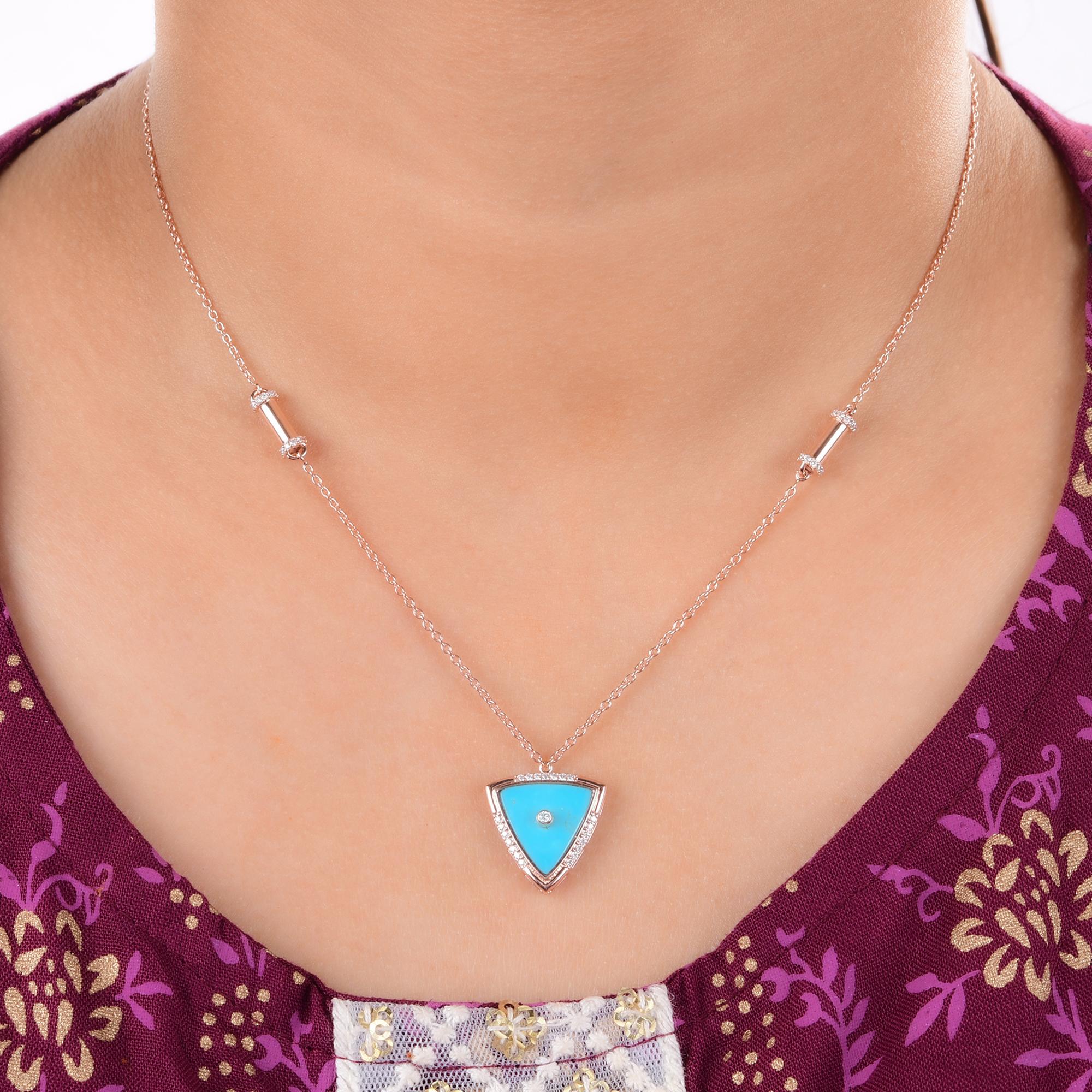 Ce collier pendentif en or rose 18 carats, orné d'une turquoise triangulaire sertie au centre et de diamants sur les trois côtés du triangle, est agrémenté d'une barrette en or massif sertie de diamants sur les coins de la barrette fixée à la chaîne