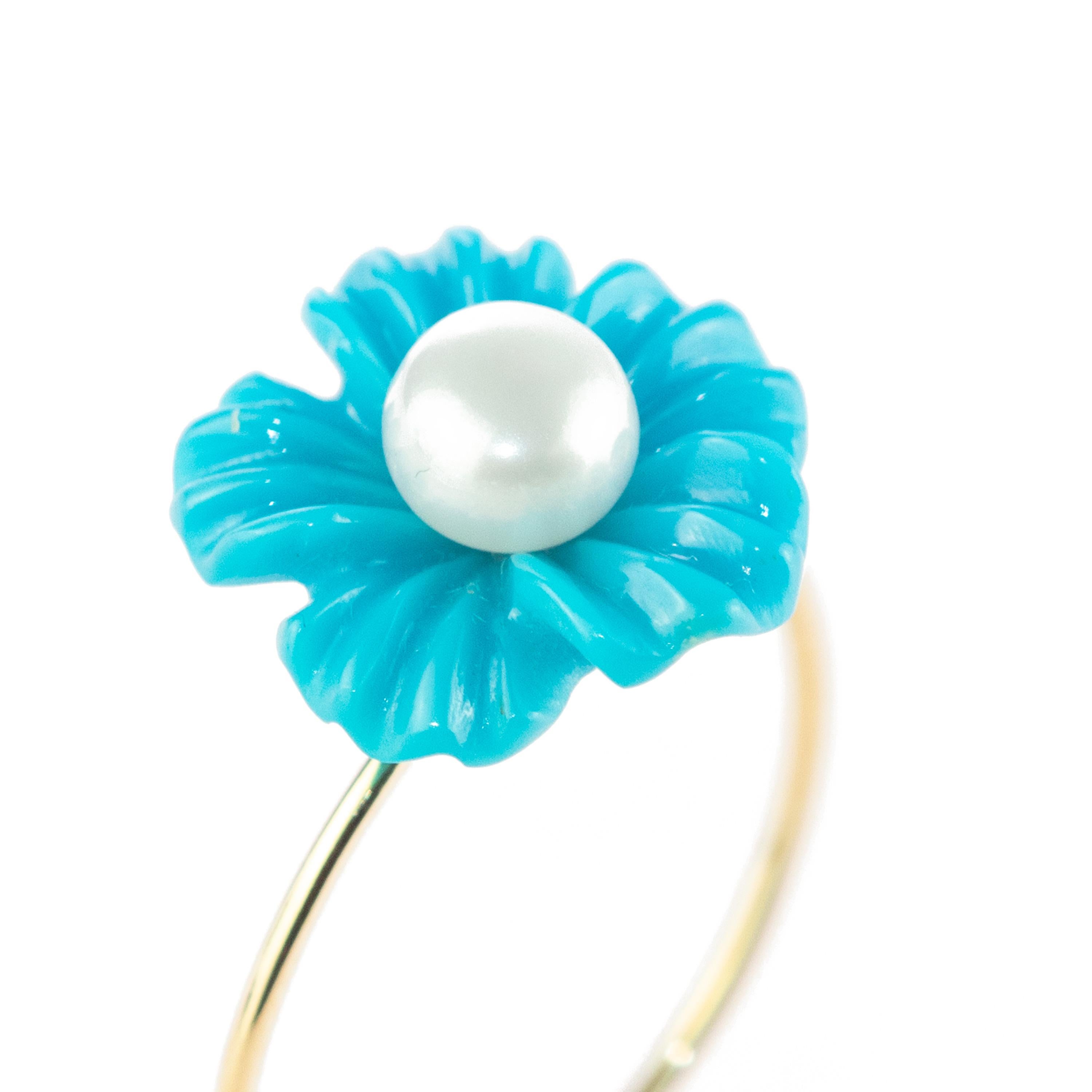 Astonishing natural turquoise flower ring with a central 1 carat freshwater pearl. Carved and chic petals that evoke the italian handmade traditional jewelry work. Girls delicate ring

Beautiful and delicate design that evokes the roots of beauty