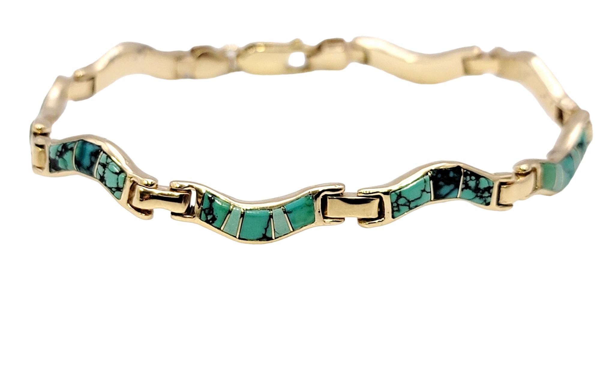 Laissez-vous séduire par l'élégance de ce captivant bracelet à incrustation de turquoise pour femme, méticuleusement réalisé en or jaune 14 carats lustré dans un design ondulé. Cette pièce étonnante combine harmonieusement l'éclat du métal précieux