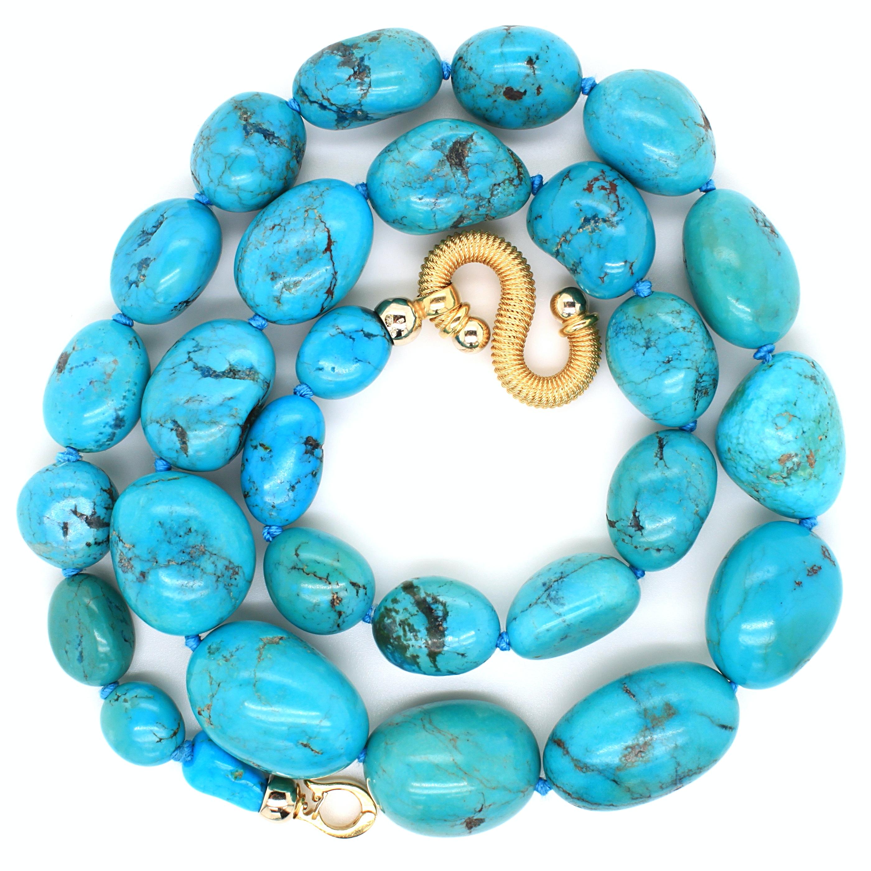 A turquoise bead necklace with a 18k yellow gold clasp. The necklaces comprises 28 graduating Persian turquoise beads with a beautiful and harmonious colour. Each individual turquoise features a unique natural matrix. 
The yellow gold clasp is