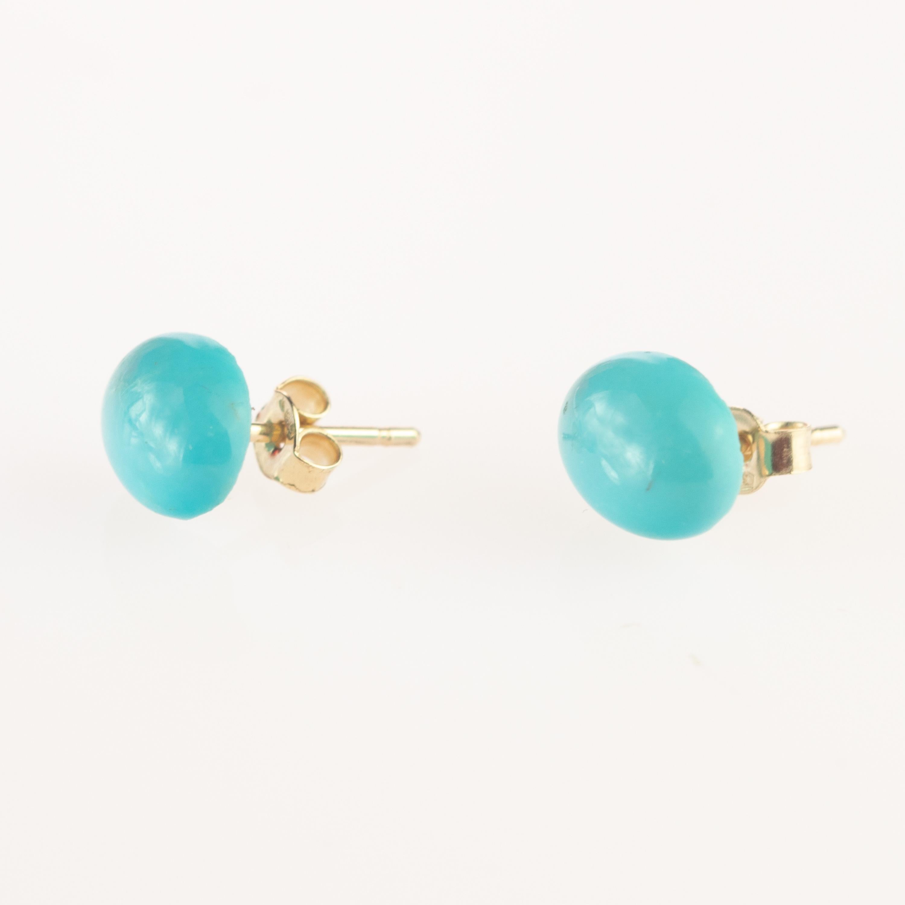 Taille ovale Clous d'oreilles cocktail chics en or 18 carats avec turquoise naturelle ovale cabochon en vente