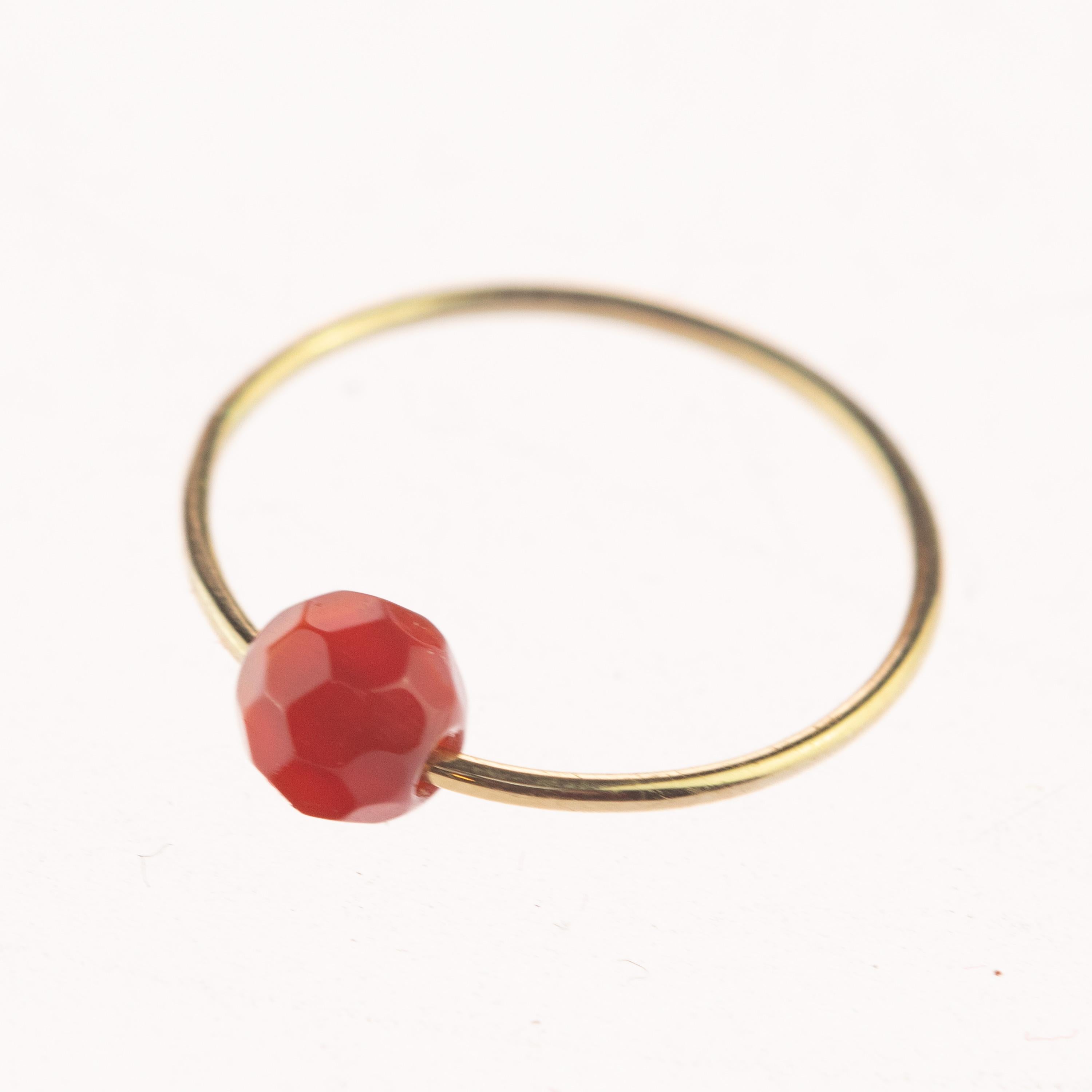 Signatur INTINI Jewels Planet Bandring. Zeitgenössische Ringe aus 18 Karat 18 Karat Gelbgold mit einem wertvollen runden Türkis, Perle und Granat.  Design und Farbe in einem Schmuckstück vereint. Freuen Sie sich auf ein starkes, minimalistisches