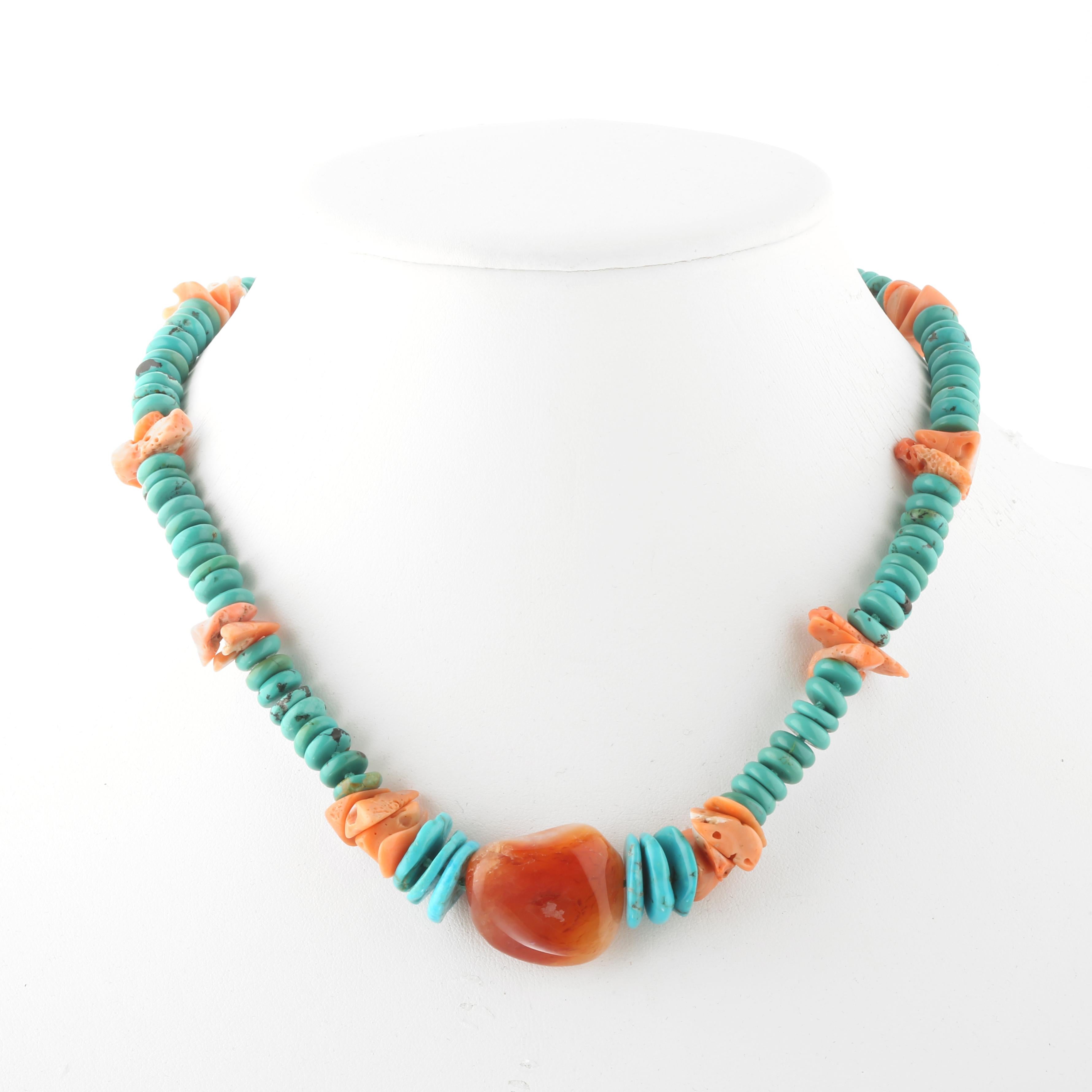 Vom Meer inspirierte Halskette mit rohen Steinen aus Koralle und Türkis. Tauchen Sie ein in die Schönheit dieser einzigartig gestalteten Halskette mit natürlichen Steinen voller Leben und Farbe. Ein hawaiianisch inspiriertes Schmuckstück, das zu