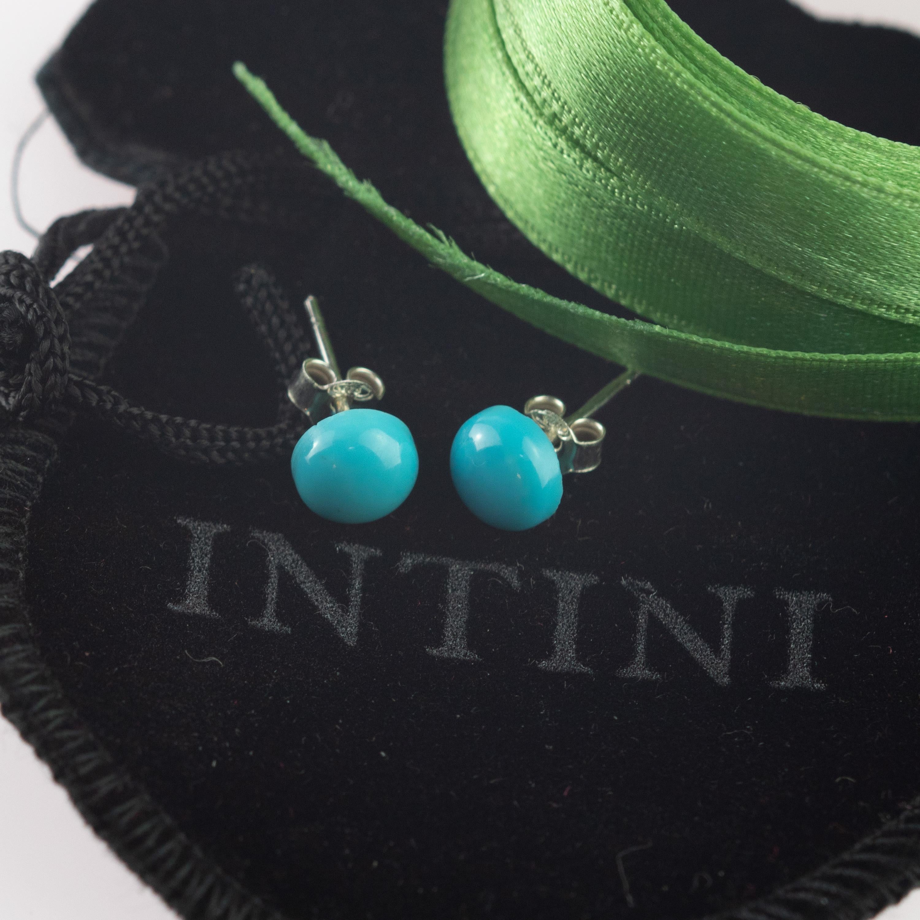 Taille ronde Clous d'oreilles cocktail chics en argent sterling avec turquoise naturelle ronde cabochon en vente