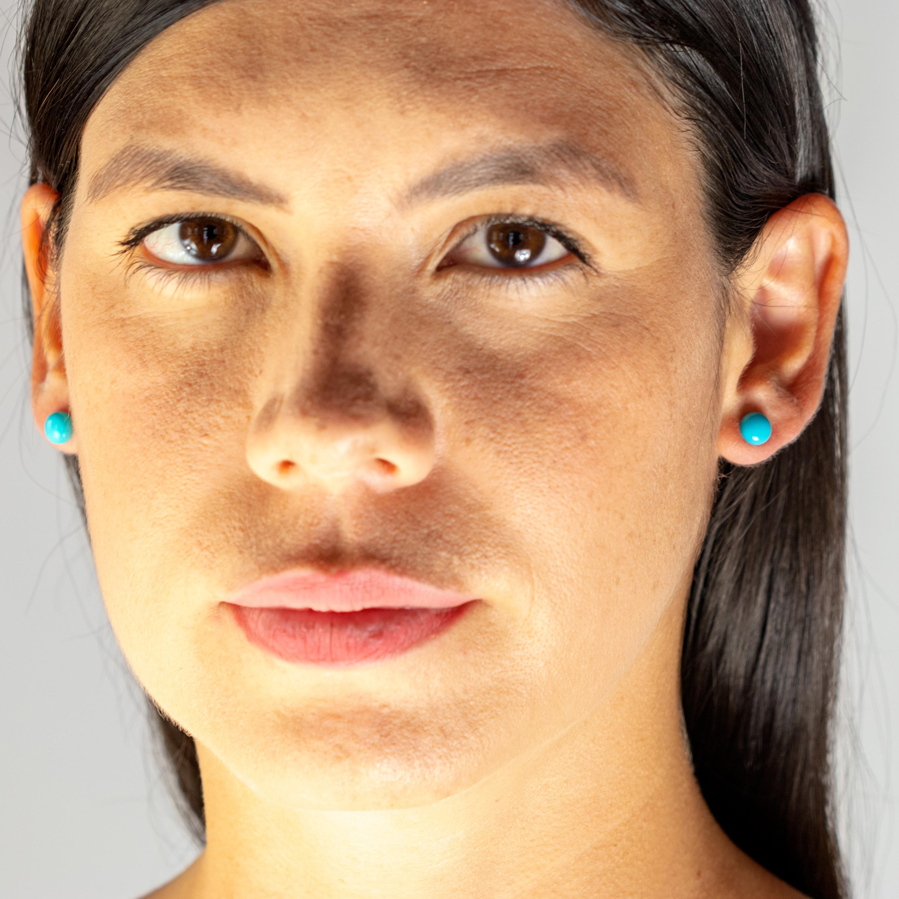 Boucles d'oreilles rétro et élégantes avec un travail d'art exceptionnel, un étalage remarquable de couleurs et un savoir-faire italien conçu par Intini Jewels. Cette boucle d'oreille cocktail unique et chic est ornée d'une turquoise naturelle en