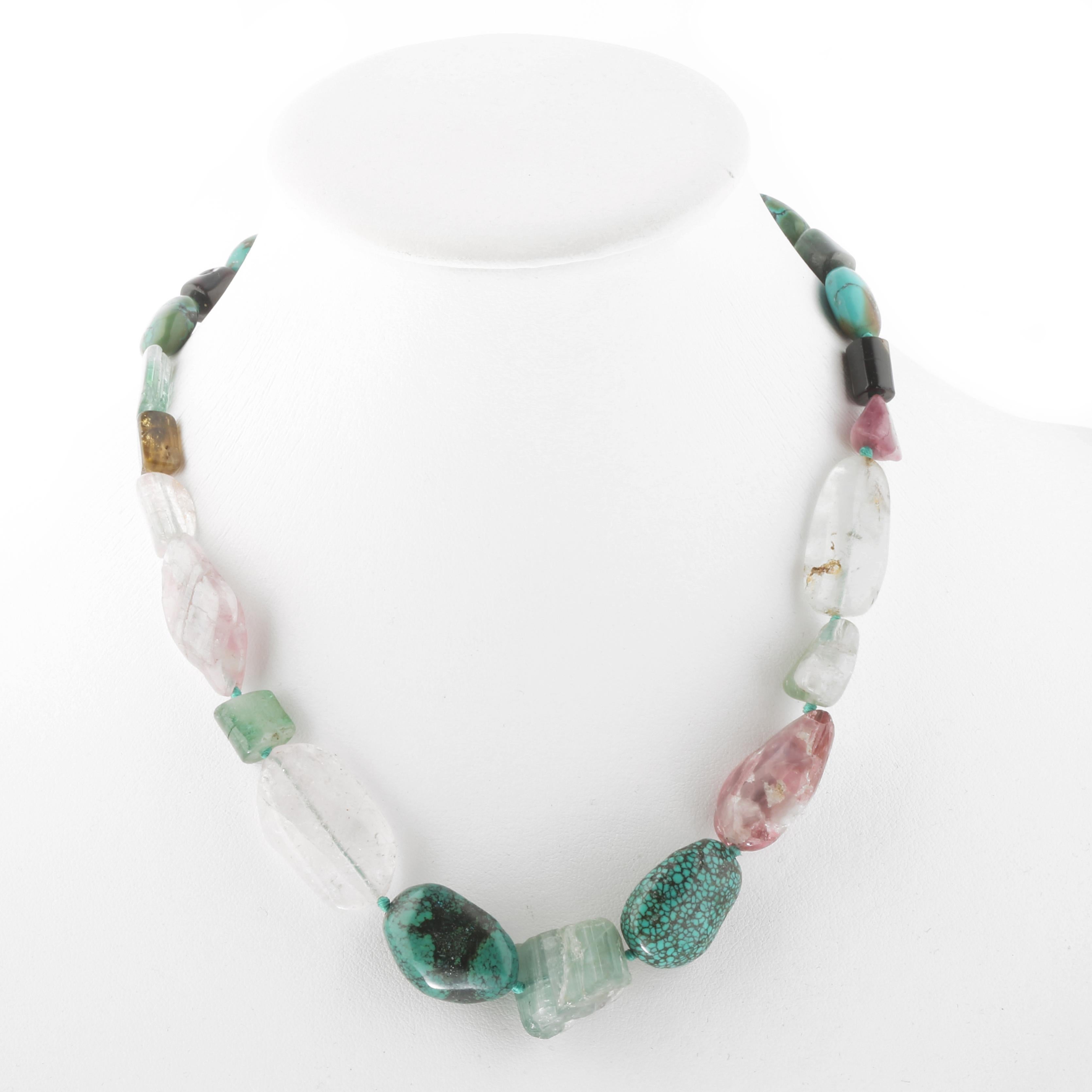 Gioielli con pietre preziose, dal design unico e meraviglioso per una collana leggera e adatta a tutti i giorni, con Turchese e Tormalina naturali in forma grezza.
L'accessorio perfetto per i tuoi outfit estivi.

- Chiusura aragosta in argento