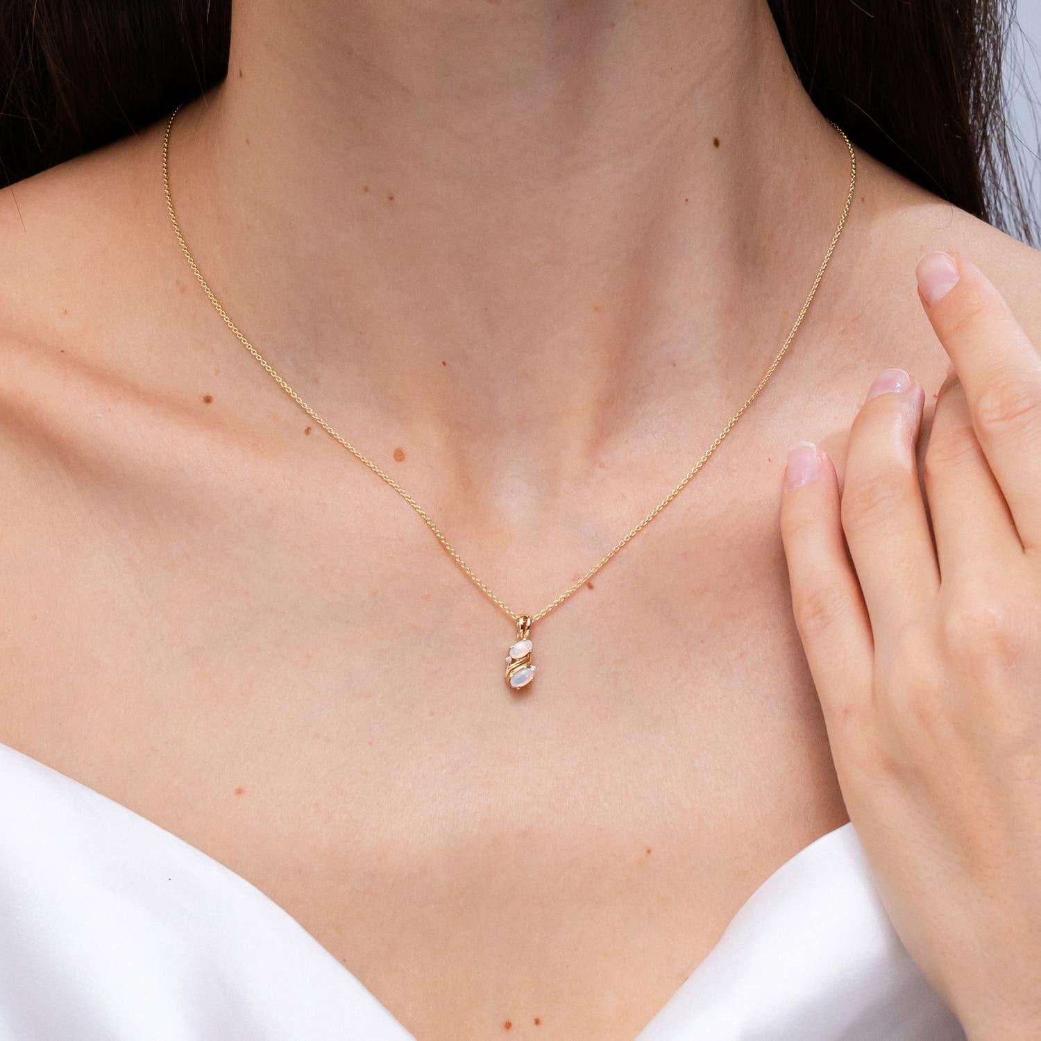 Ciondolo a forma di vortice con due pietre naturali di opale in oro rosa 14K In condizioni Nuovo in vendita a Los Angeles, CA