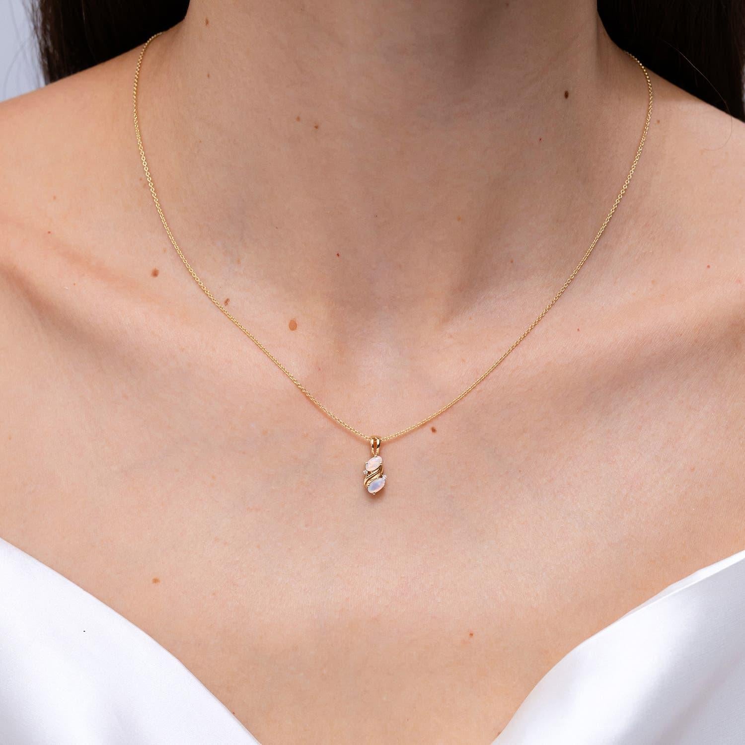 Moderno Ciondolo a forma di vortice con due pietre naturali di opale in oro giallo 14K in vendita