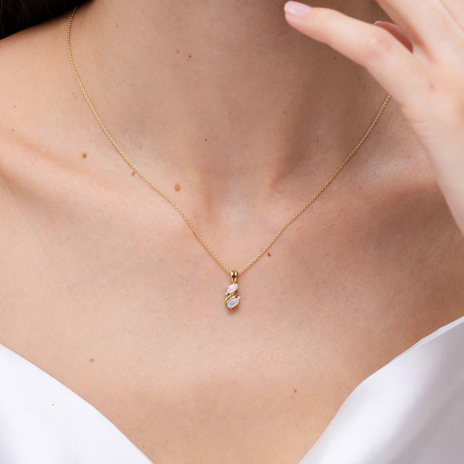 Taglio ovale Ciondolo a forma di vortice con due pietre naturali di opale in oro giallo 14K in vendita