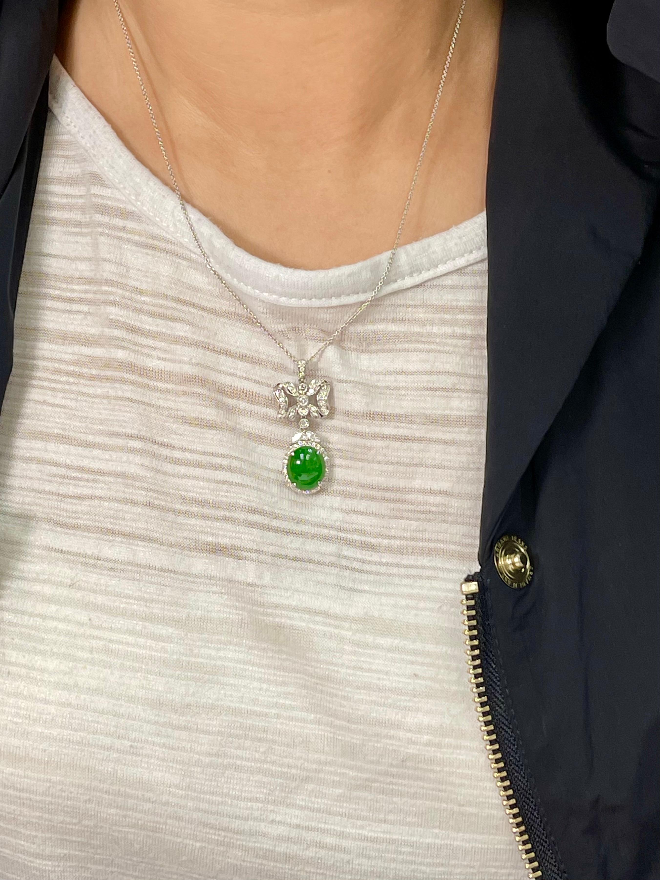 Voici un pendentif en jade naturel vert foncé et diamant. Le pendentif est serti d'or blanc 18k et de diamants. On estime à 0,75 ct le nombre de diamants sertis dans ce pendentif. Le jade naturel non traité / non amélioré est plein de vie. La
