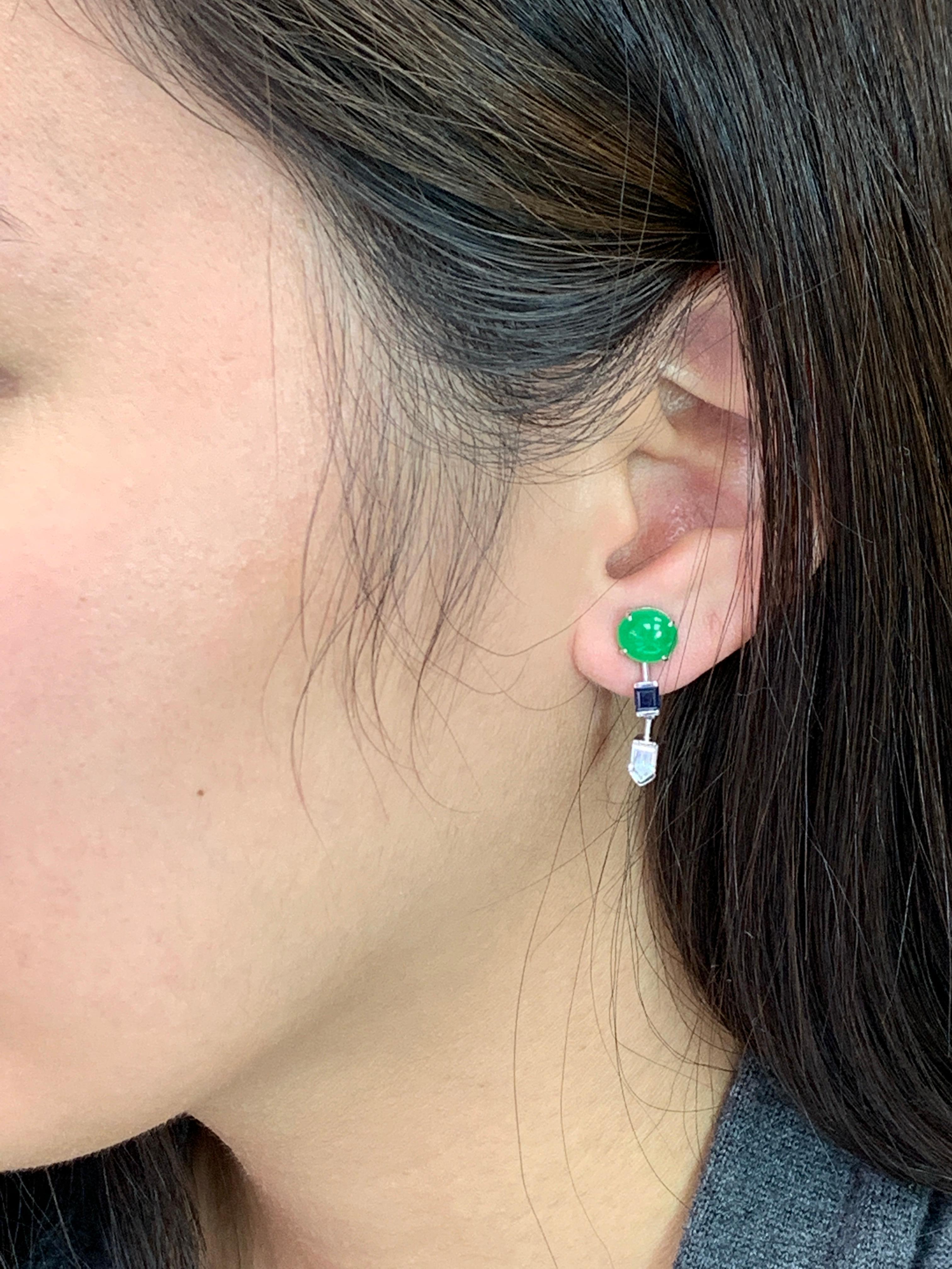 Regardez la vidéo HD ! Un design très unique. Voici de jolies boucles d'oreilles en jadéite vert pomme avec des saphirs bleus et des diamants. La pomme vert vif Jade son certifié. Les jades font 3,33 cts, les saphirs bleus 0,52 ct et les diamants