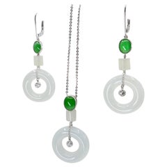 Ensemble boucles d'oreilles et pendentifs en jade de type A de jadéite naturelle, or blanc 18 carats et diamants