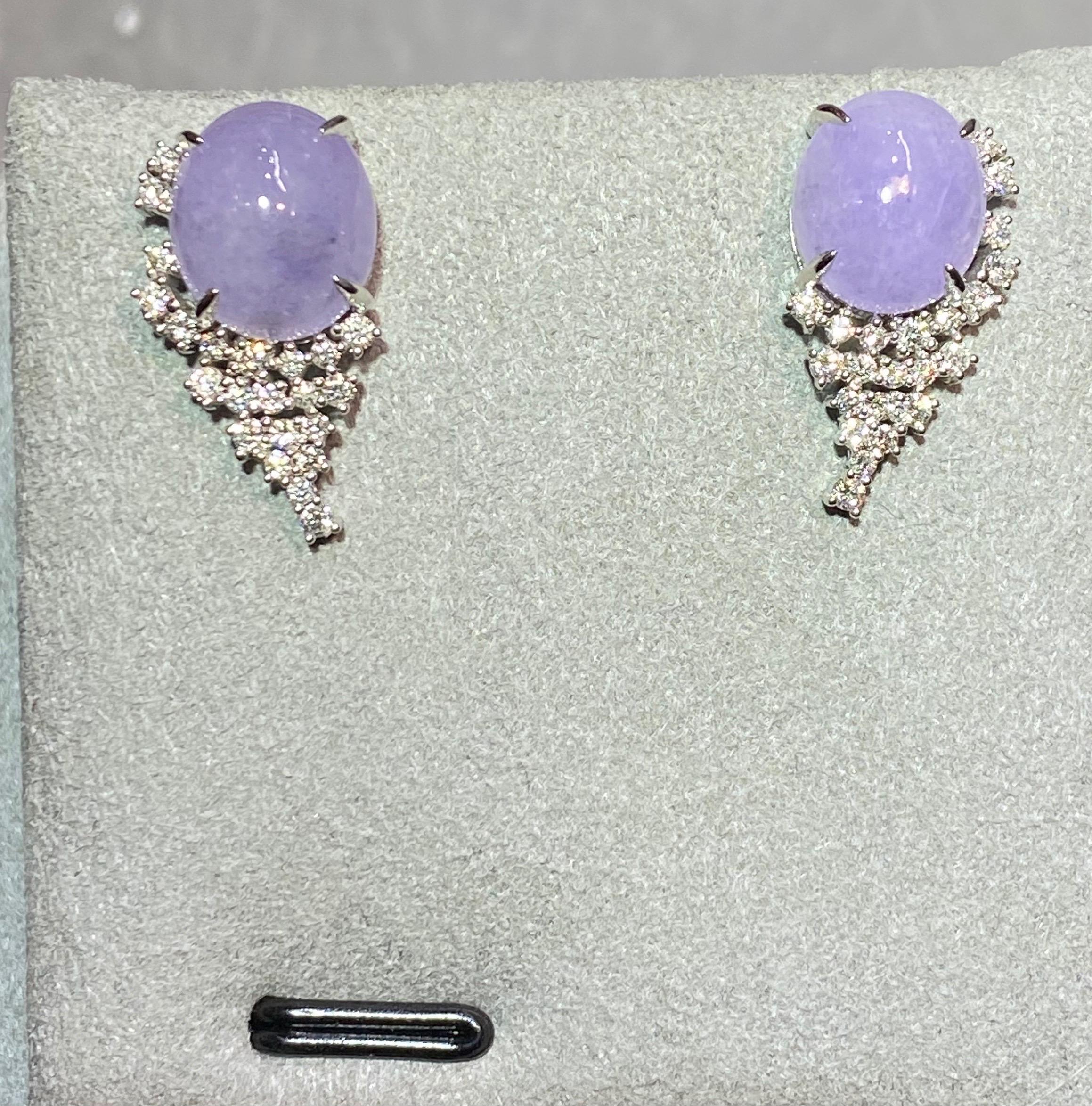 A pair of Natural Type A Lavender Jadeite Jade and Diamond Earring in 18k White Gold
It consists of 2 transparent oval shape cabochon jadeite jade
The Jadeite jade is Purple in colour
Total natural diamond 0.476 ct , The Colour of the Diamond is