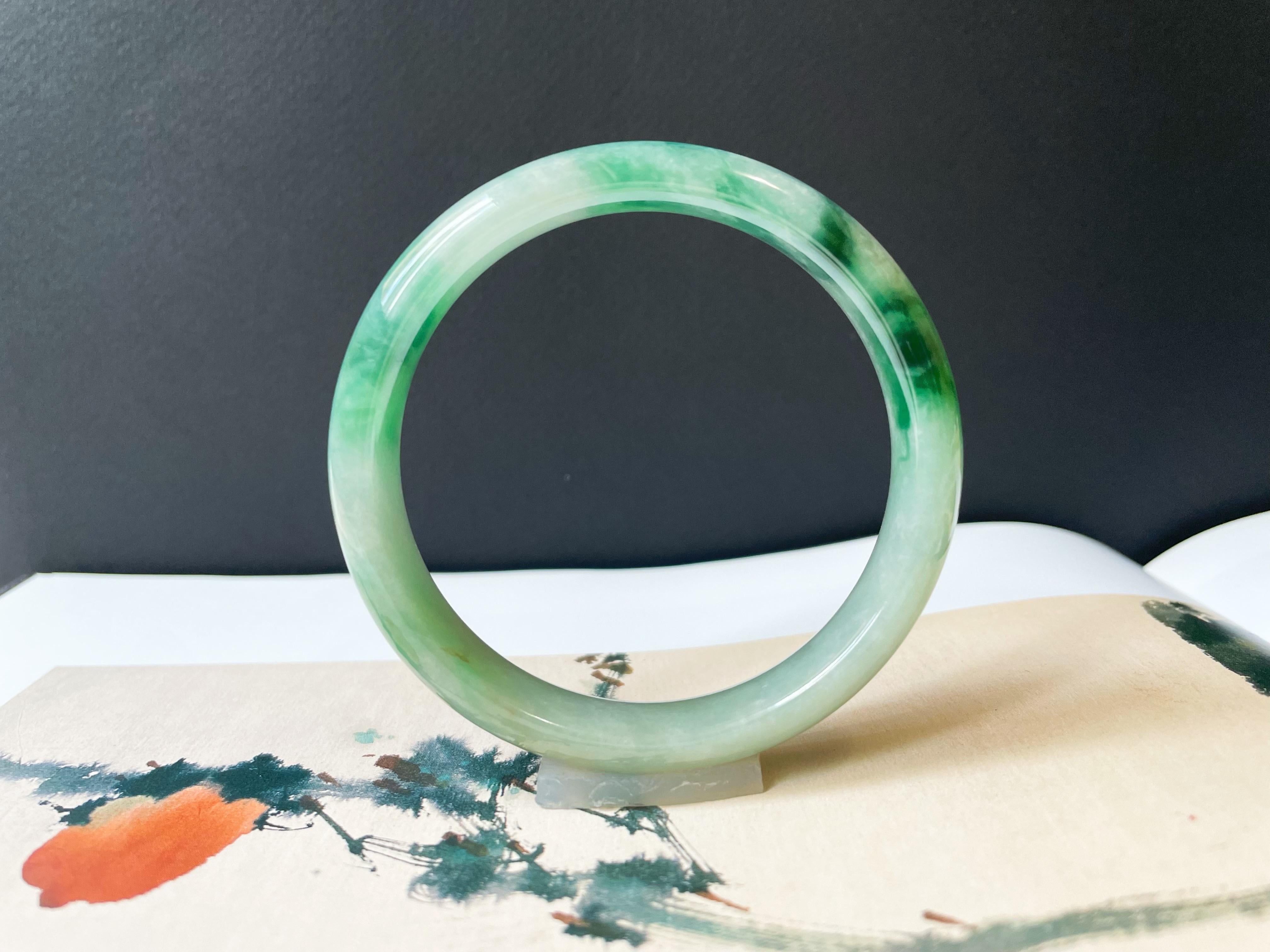 Rehaussez votre style avec ce bracelet en jade de Myanmar de première qualité. Fabriqué à partir de jadéite de grade A 100 % naturelle, non traitée et non teintée, ce bracelet présente un étonnant patchwork vert bleuté et une texture glacée,