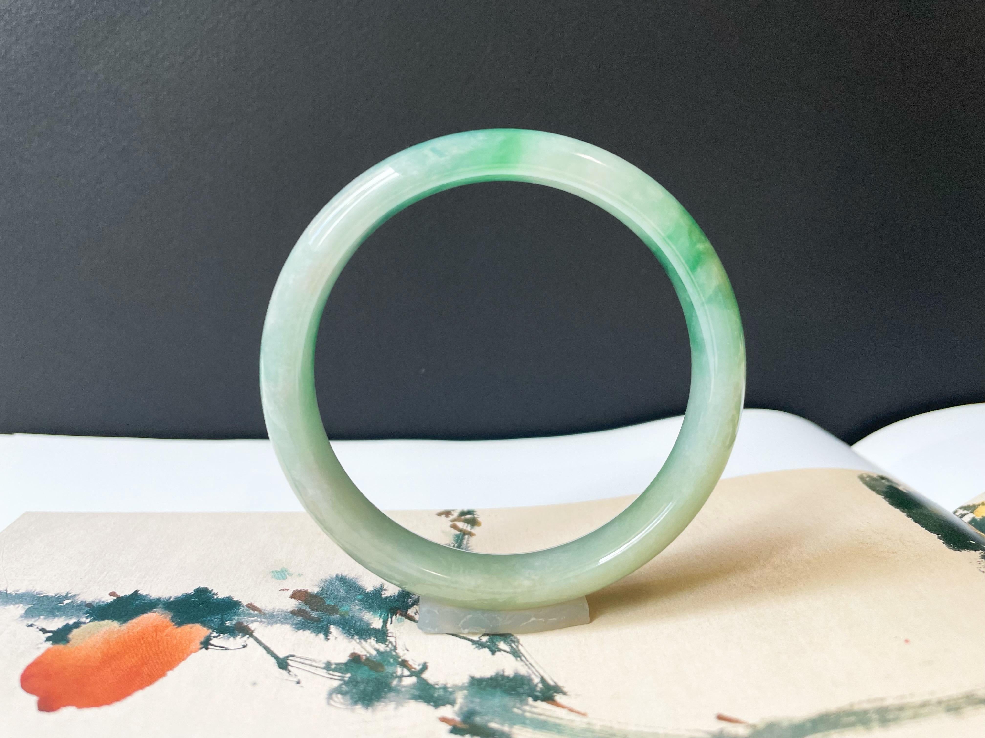 Artisan Bracelet jonc en jade de type naturel A Myanmar, vert bleuté, texturé glacé en vente