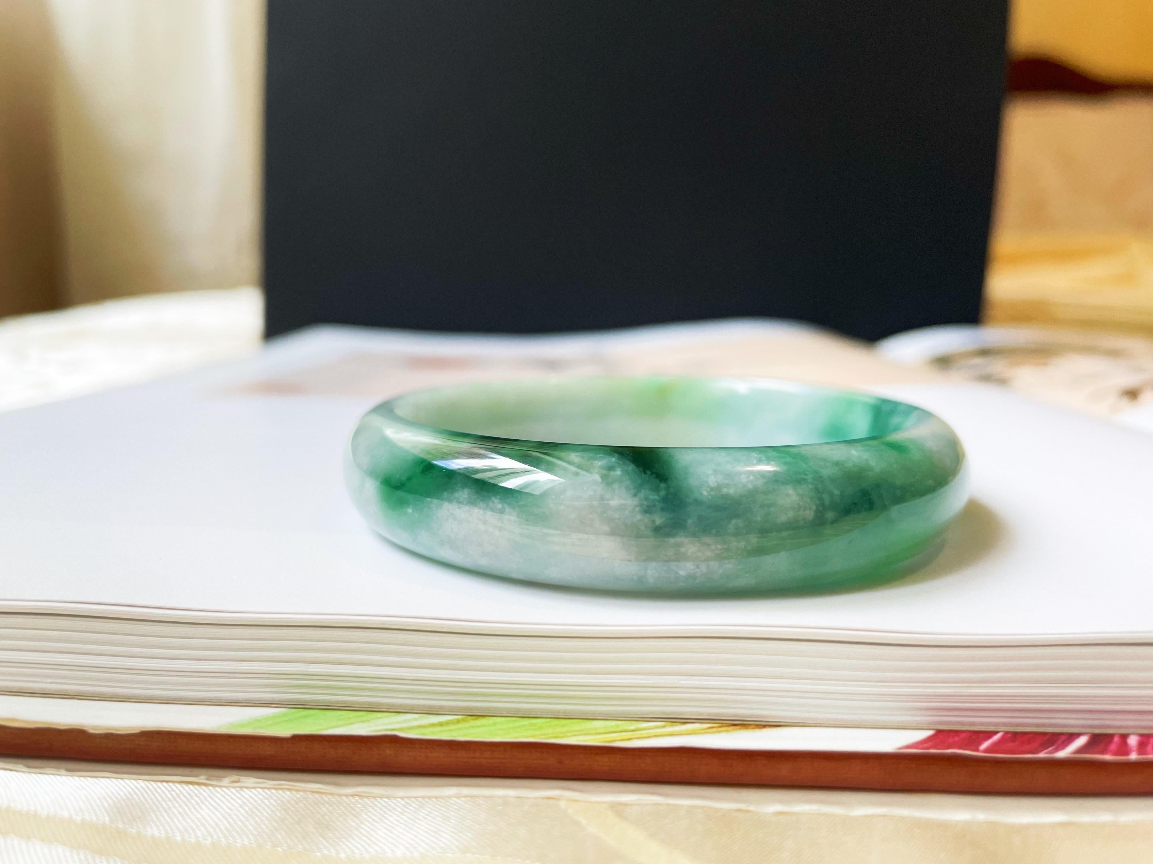 Taille ronde Bracelet jonc en jade de type naturel A Myanmar, vert bleuté, texturé glacé en vente