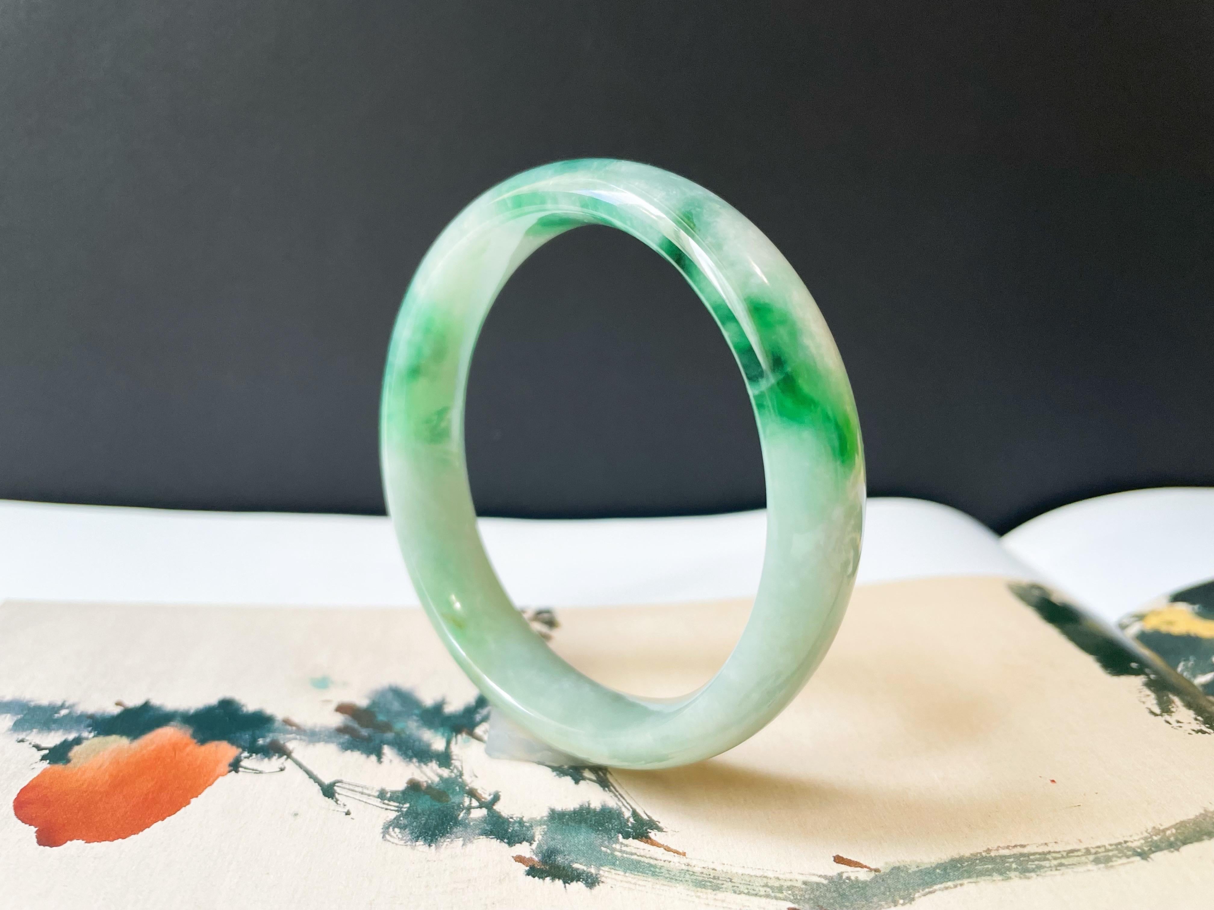 Bracelet jonc en jade de type naturel A Myanmar, vert bleuté, texturé glacé Neuf - En vente à Kowloon, HK