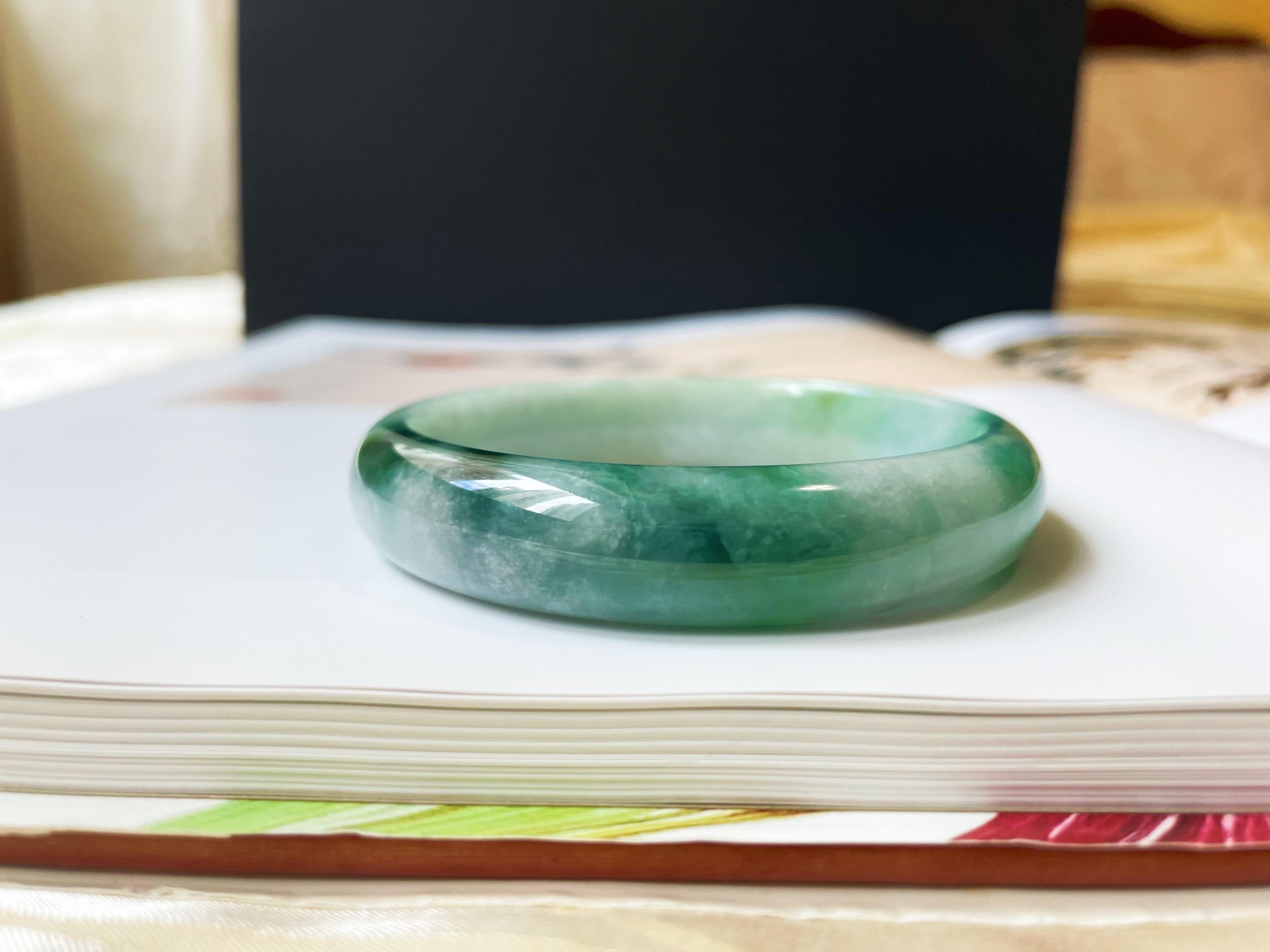 Bracelet jonc en jade de type naturel A Myanmar, vert bleuté, texturé glacé en vente 1