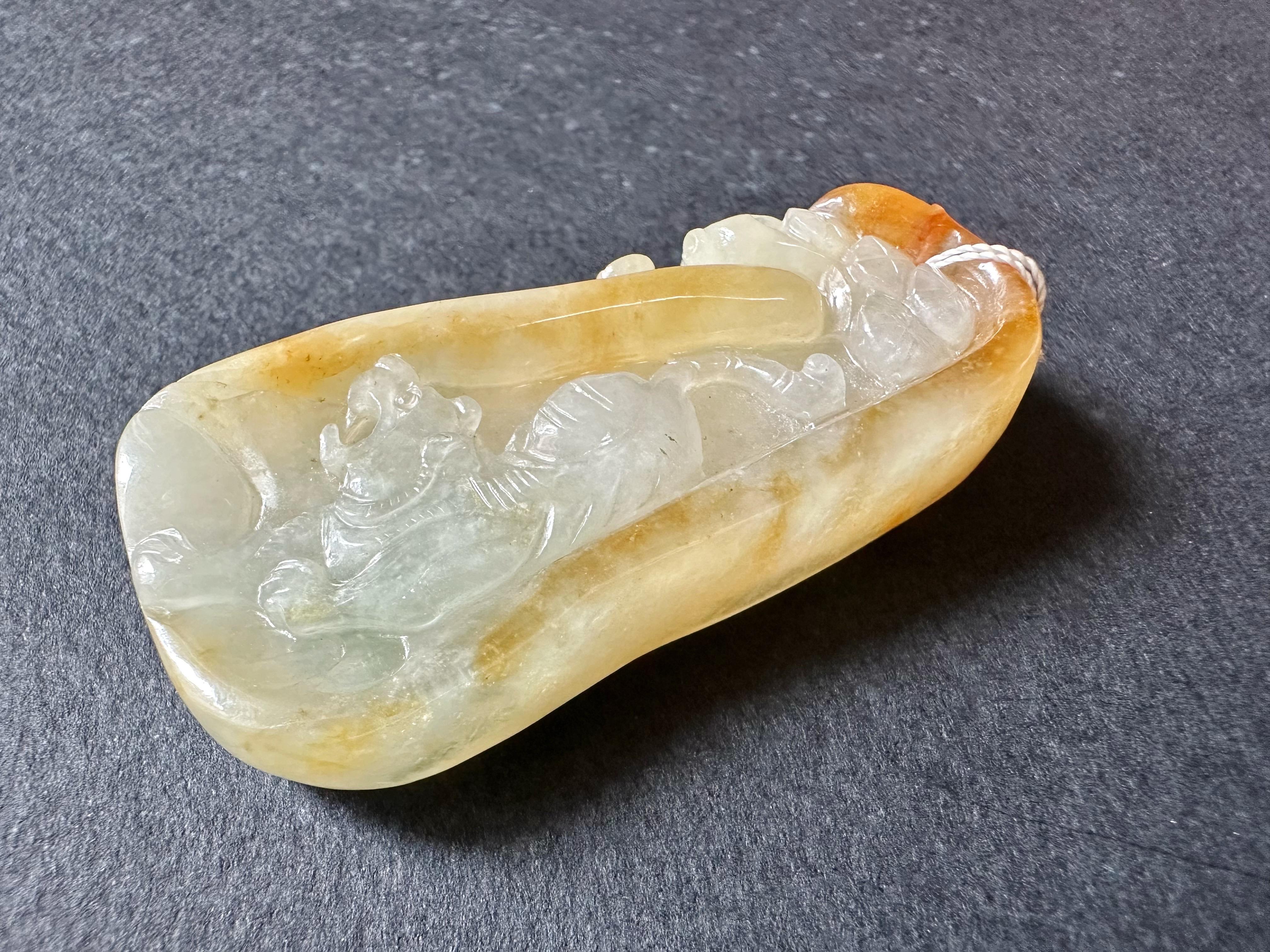 Entdecken Sie die exquisite Schönheit unserer natürlichen Myanmar Icy Bi-Color Jade vom Typ A, mit einem atemberaubenden honiggelben und weißen geschnitzten Tiger inmitten von elegantem Bambus. Dieses handgefertigte Stück zeigt die außergewöhnliche