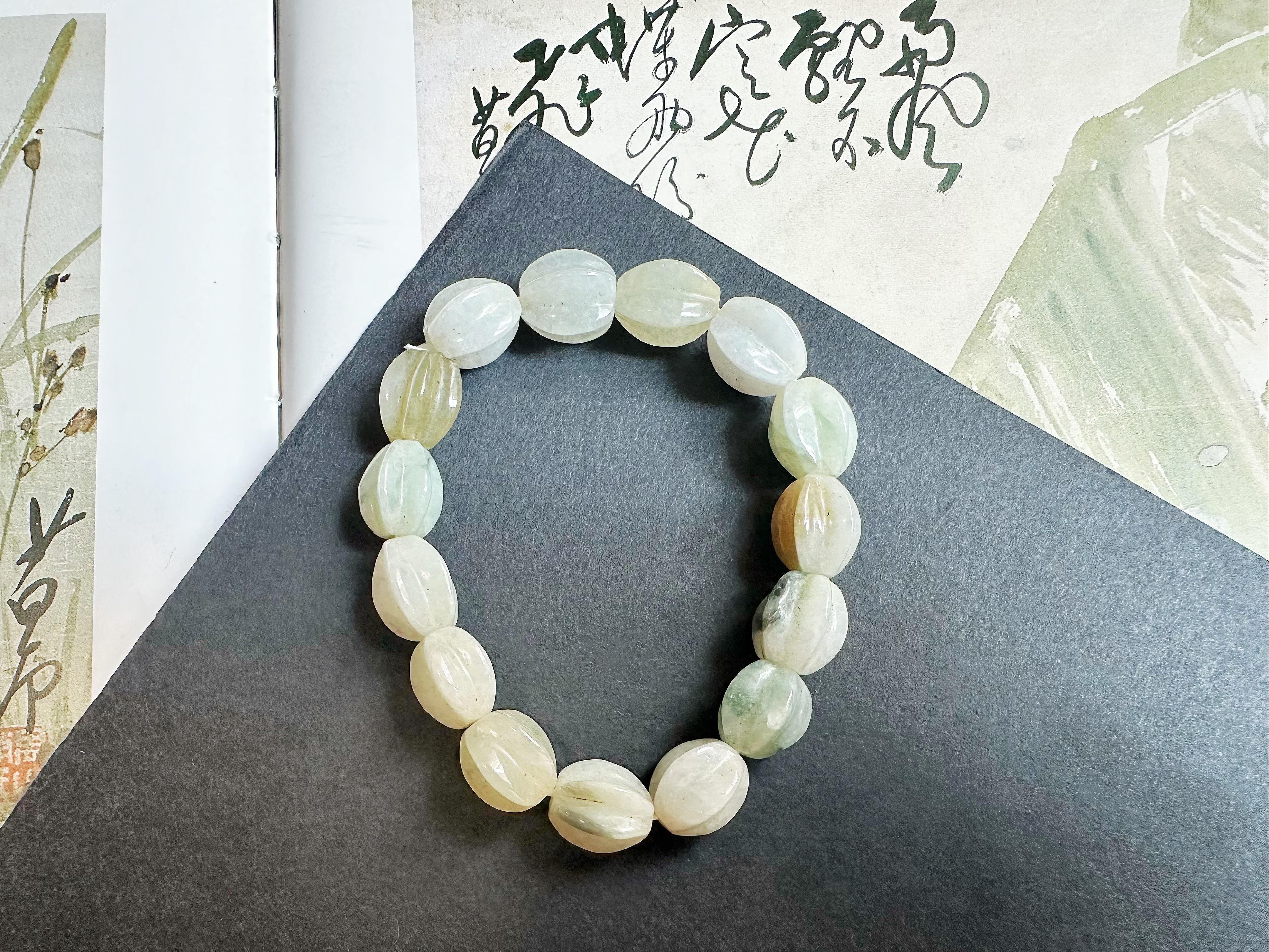 Unser atemberaubendes Perlenarmband aus Jadeit ist ein wahres Meisterwerk, das Eleganz und Raffinesse ausstrahlt. Handgefertigt aus 15 natürlichen, unbehandelten und ungefärbten Typ-A-Jadeit-Perlen aus Myanmar, ist jede Perle ein einzigartiges