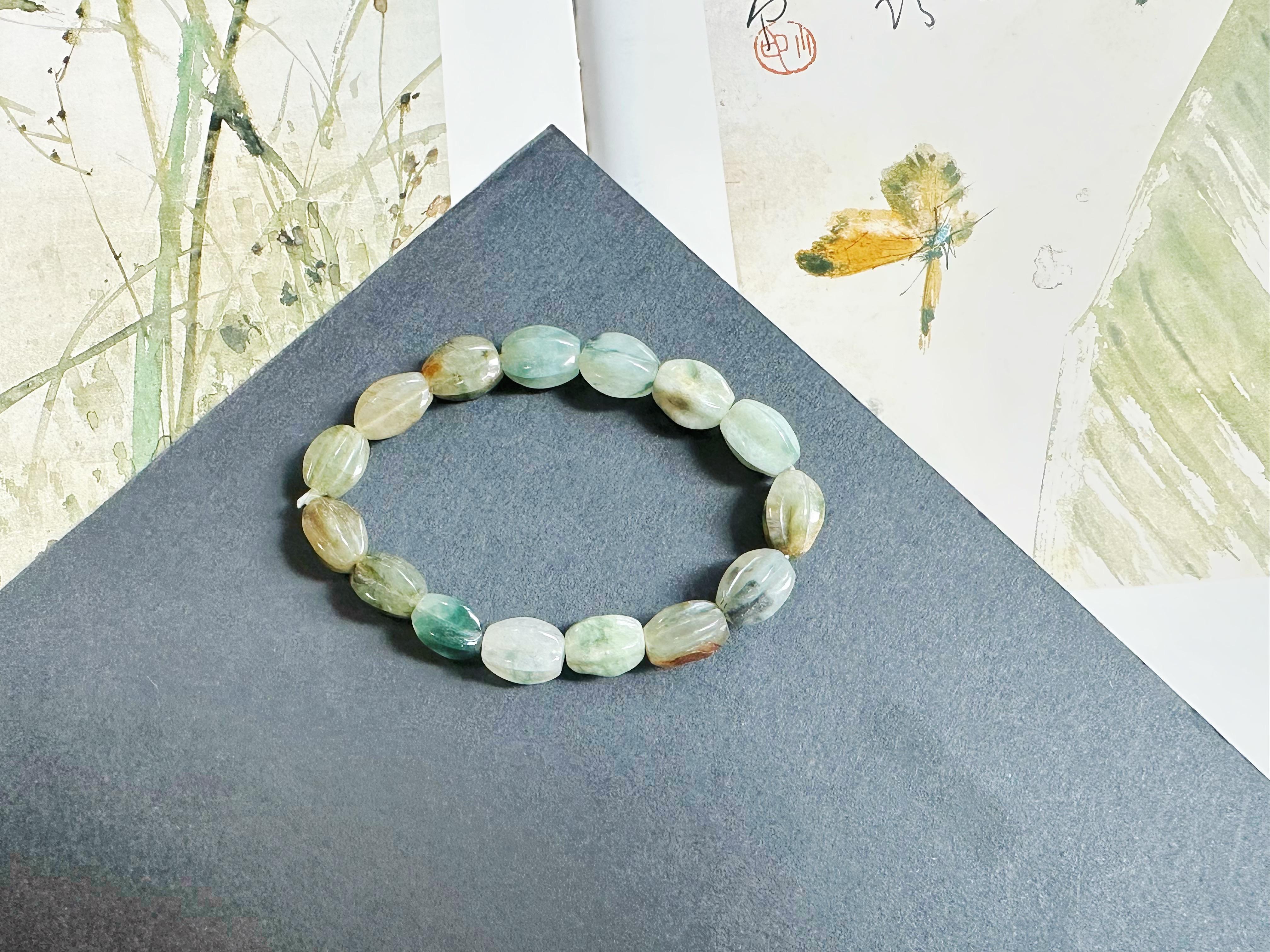 Unser atemberaubendes Perlenarmband aus Jadeit ist ein wahres Meisterwerk, das Eleganz und Raffinesse ausstrahlt. Handgefertigt aus 16 natürlichen, unbehandelten und ungefärbten Typ-A-Jadeit-Perlen aus Myanmar ist jede Perle ein einzigartiges