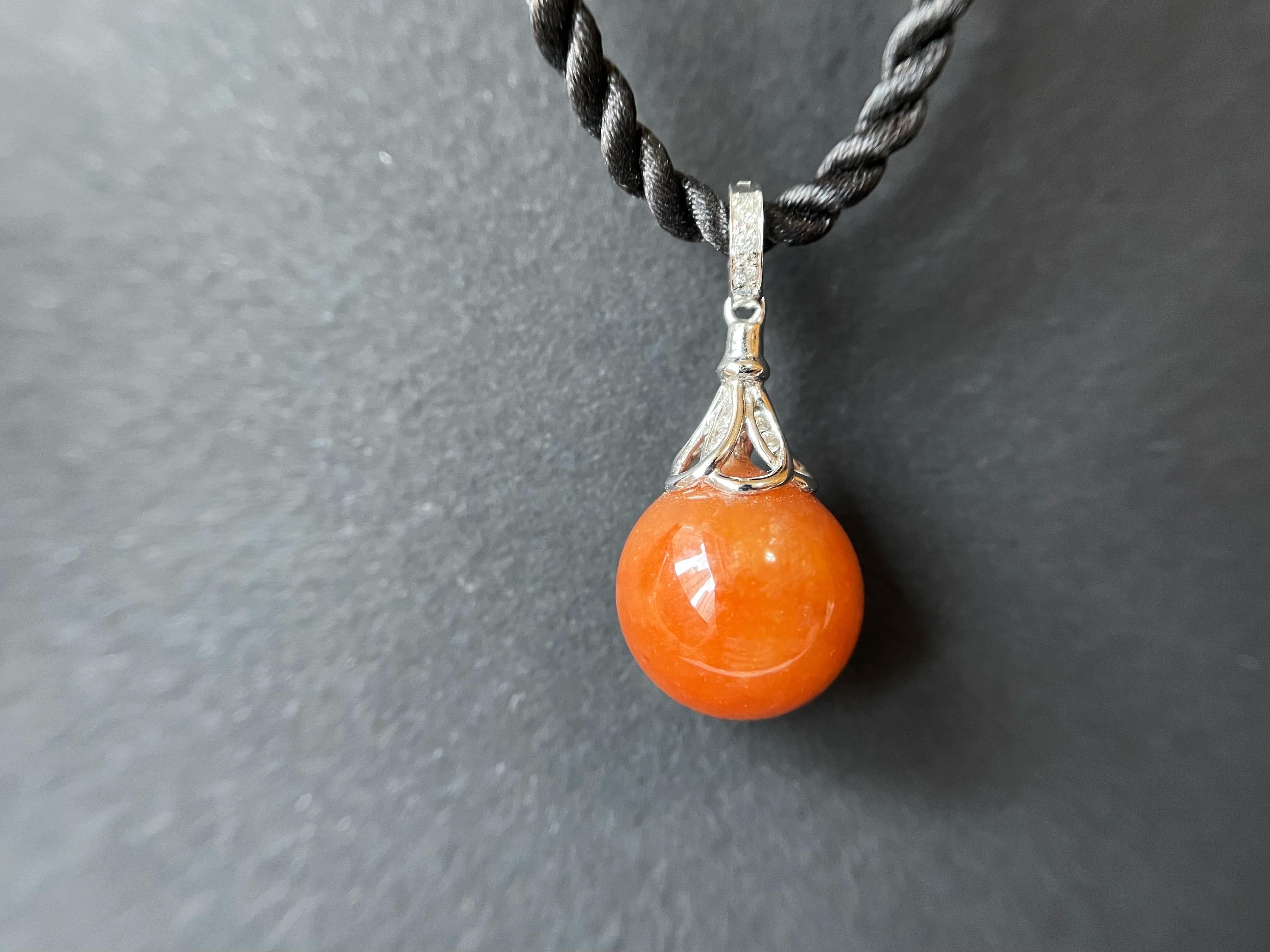 Taglio rotondo Ciondolo di giadeite rossa naturale di tipo A del Myanmar in oro bianco 18 carati con diamante in vendita