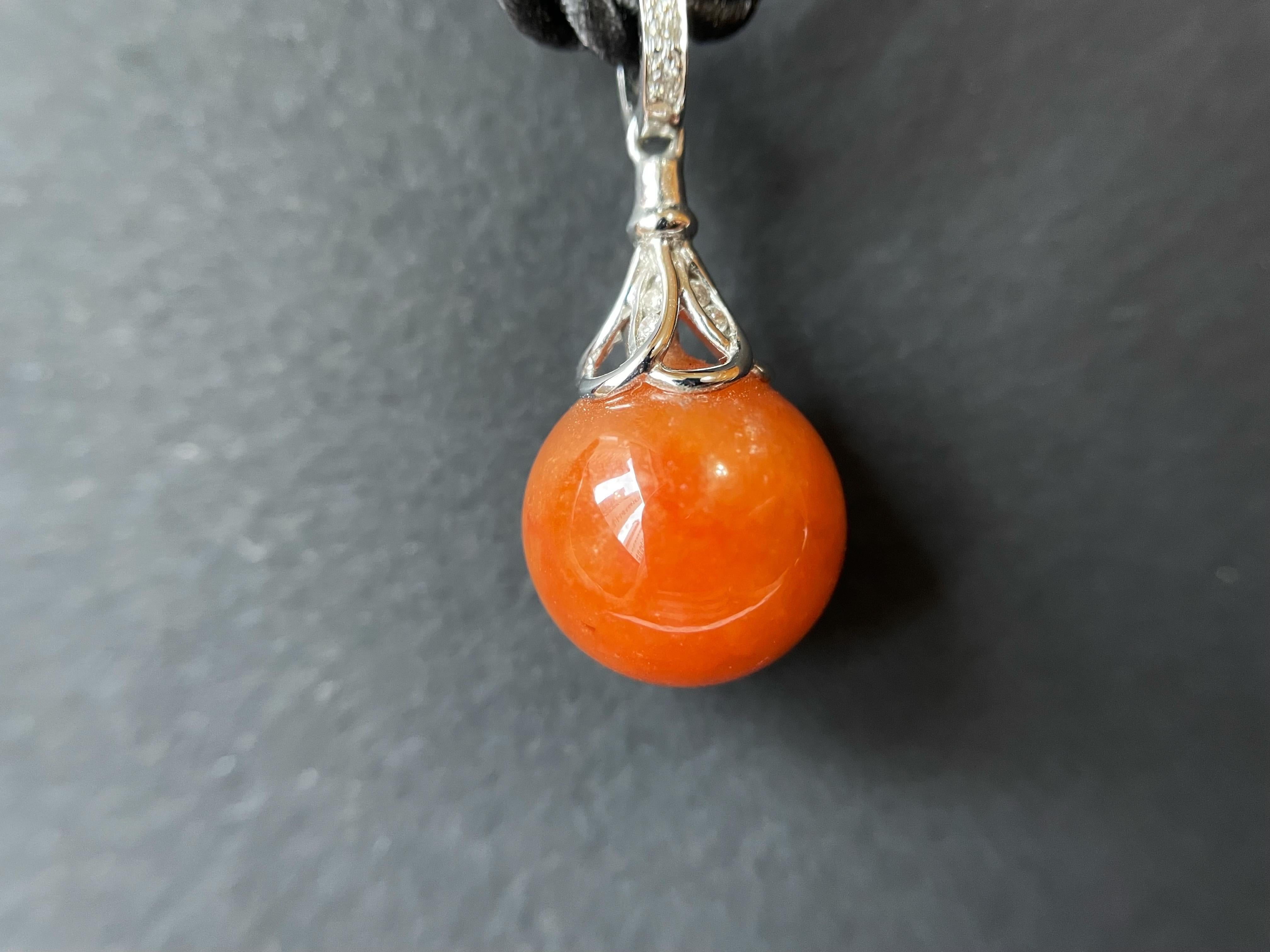 Ciondolo di giadeite rossa naturale di tipo A del Myanmar in oro bianco 18 carati con diamante in vendita 1