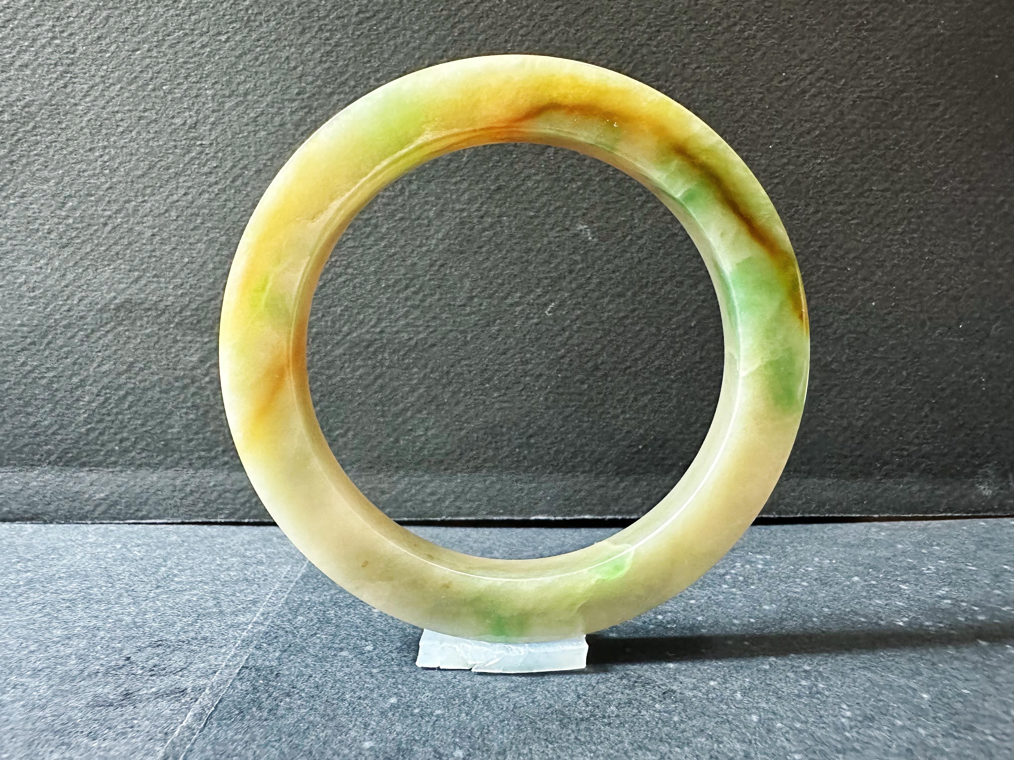 Natürlicher Typ A Myanmar Dreifarbiger Jade Armreif - Gelb, Grün, Rot 60,9mm (Kunsthandwerker*in) im Angebot