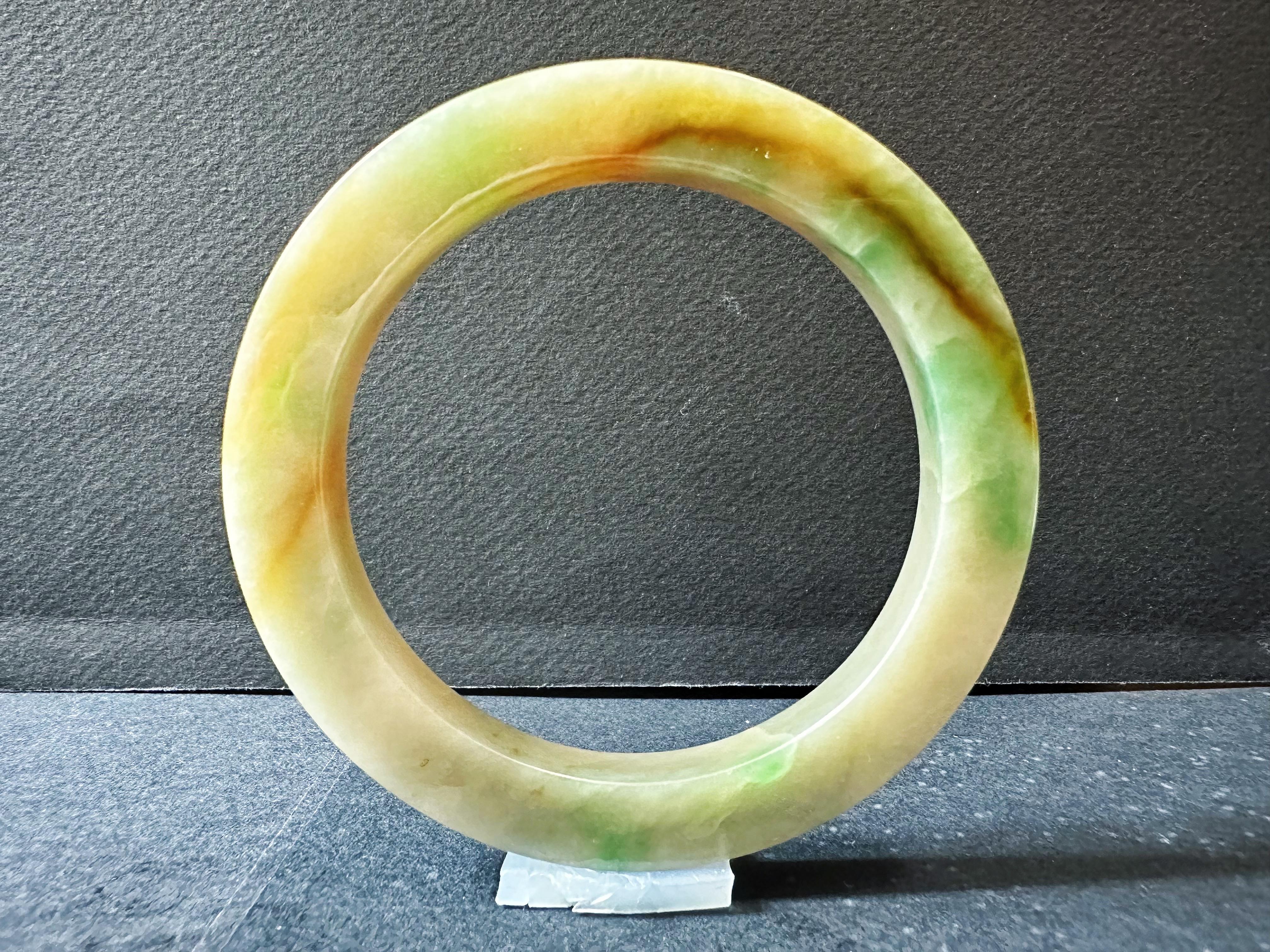 Natürlicher Typ A Myanmar Dreifarbiger Jade Armreif - Gelb, Grün, Rot 60,9mm (Rundschliff) im Angebot