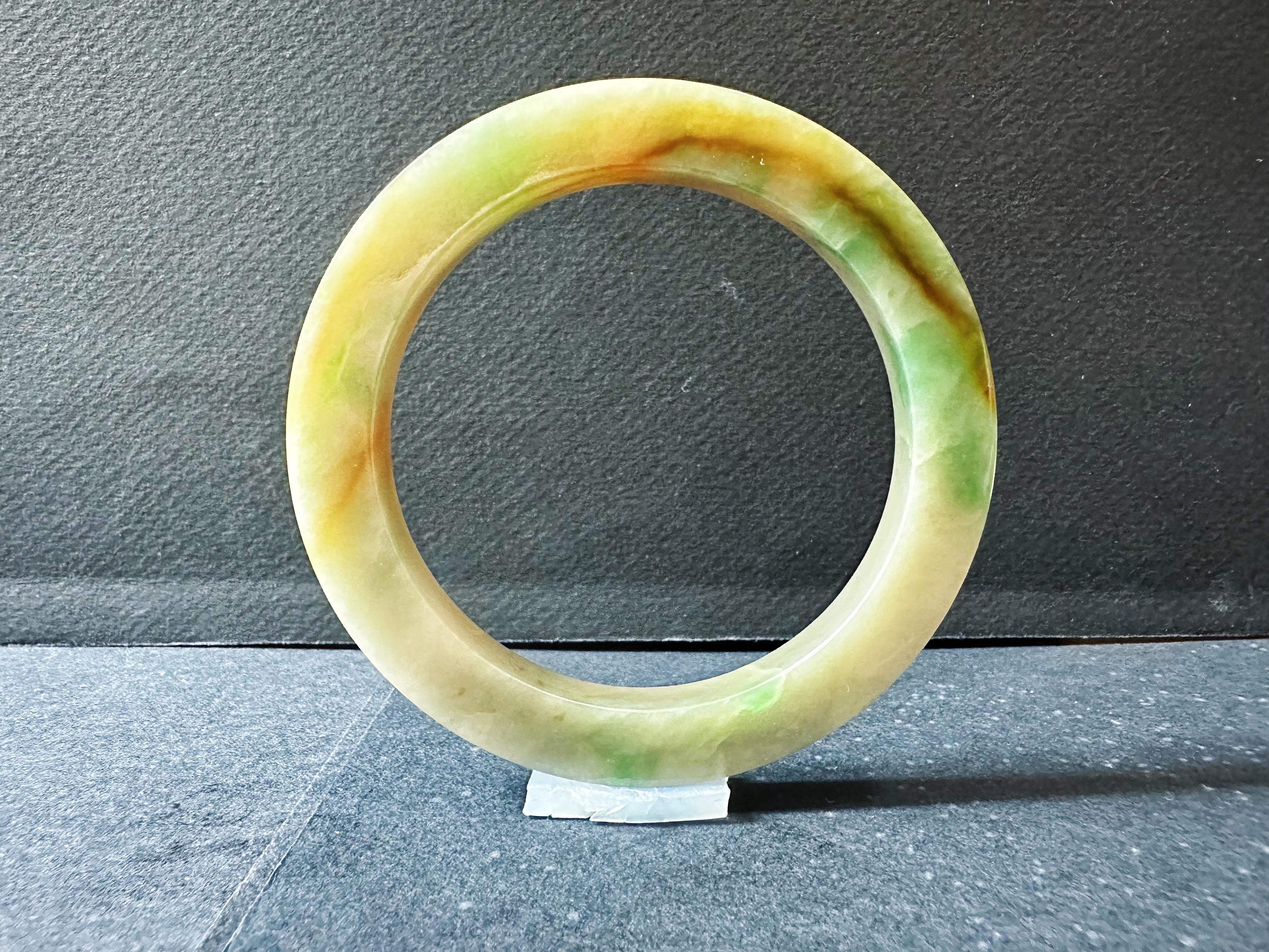 Natürlicher Typ A Myanmar Dreifarbiger Jade Armreif - Gelb, Grün, Rot 60,9mm im Zustand „Neu“ im Angebot in Kowloon, HK