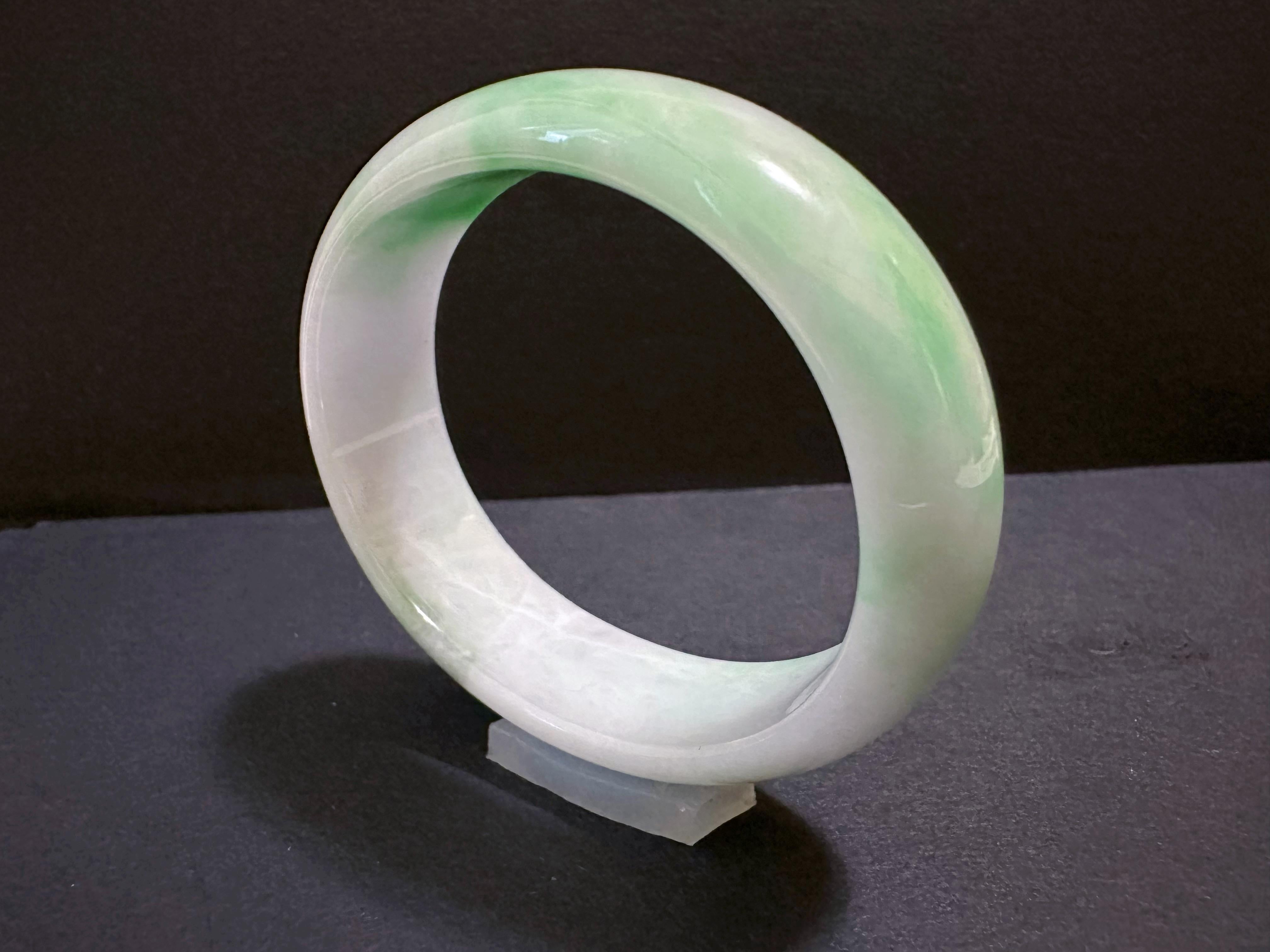 Bracelet de jade de type Nature A Myanmar Vivid Apple Green Oval Shape Jade Bracelet de jade de forme ovale en vente 4