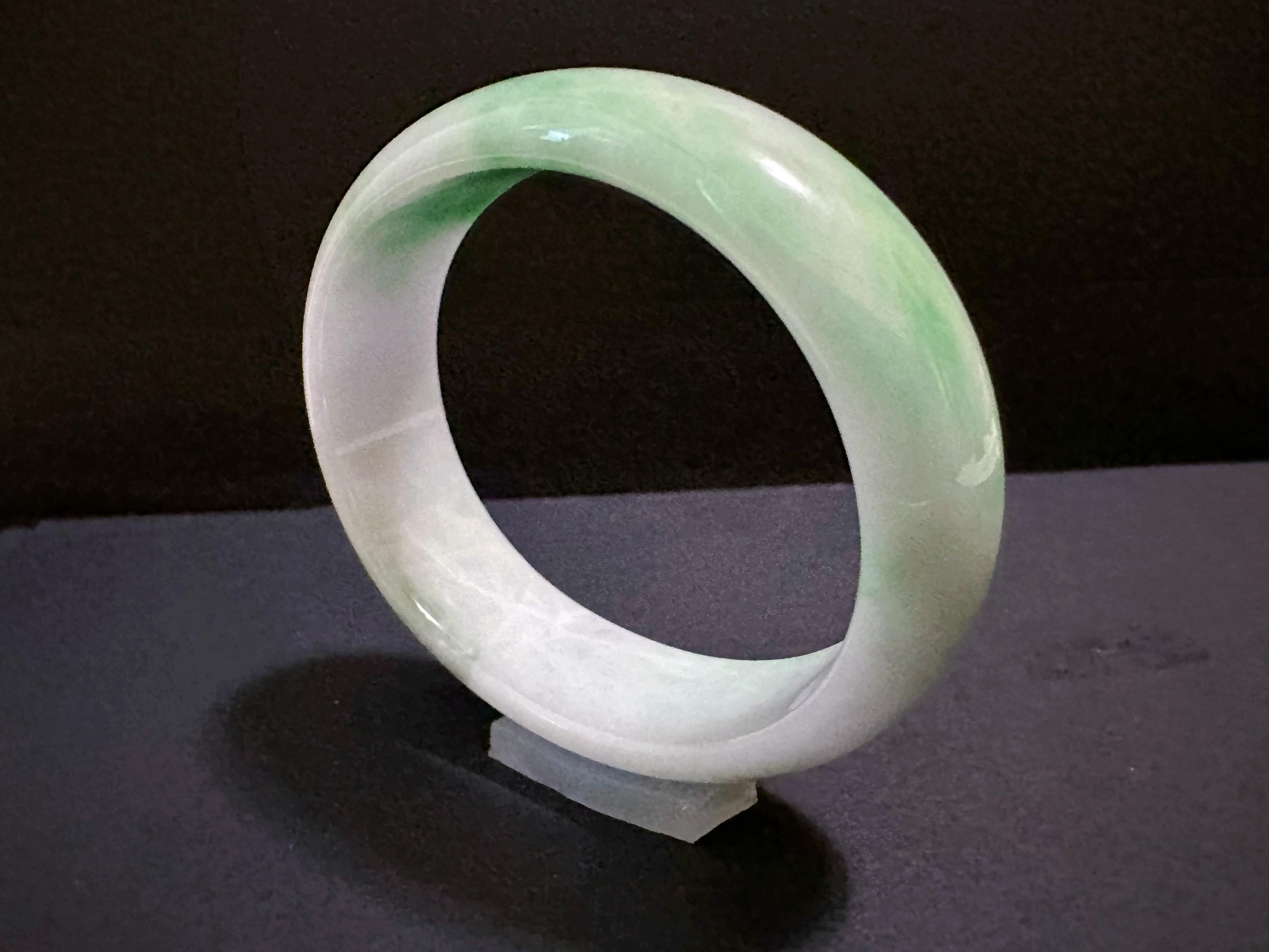 Bracelet de jade de type Nature A Myanmar Vivid Apple Green Oval Shape Jade Bracelet de jade de forme ovale en vente 5