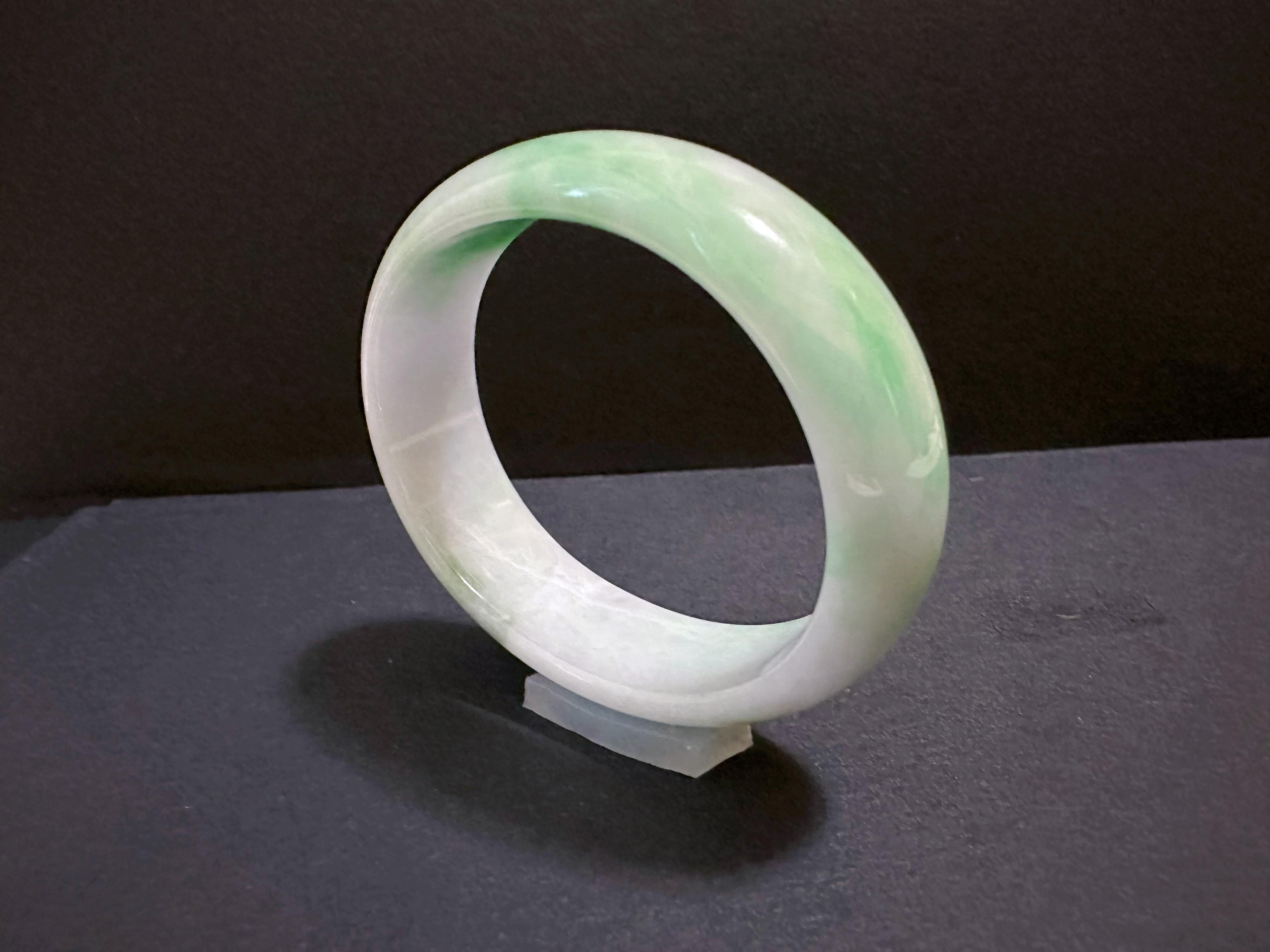 Bracelet de jade de type Nature A Myanmar Vivid Apple Green Oval Shape Jade Bracelet de jade de forme ovale en vente 6