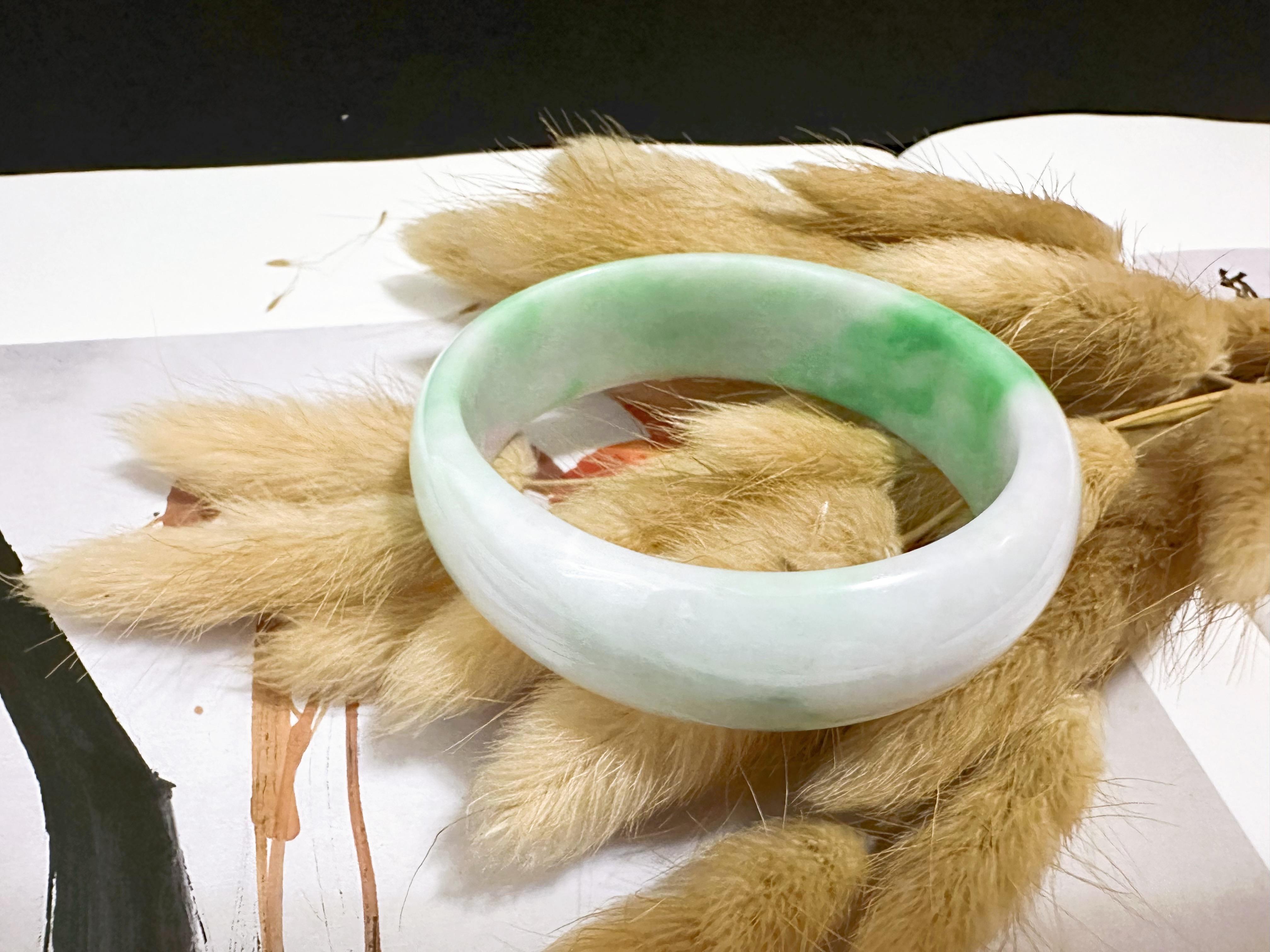 Artisan Bracelet de jade de type Nature A Myanmar Vivid Apple Green Oval Shape Jade Bracelet de jade de forme ovale en vente