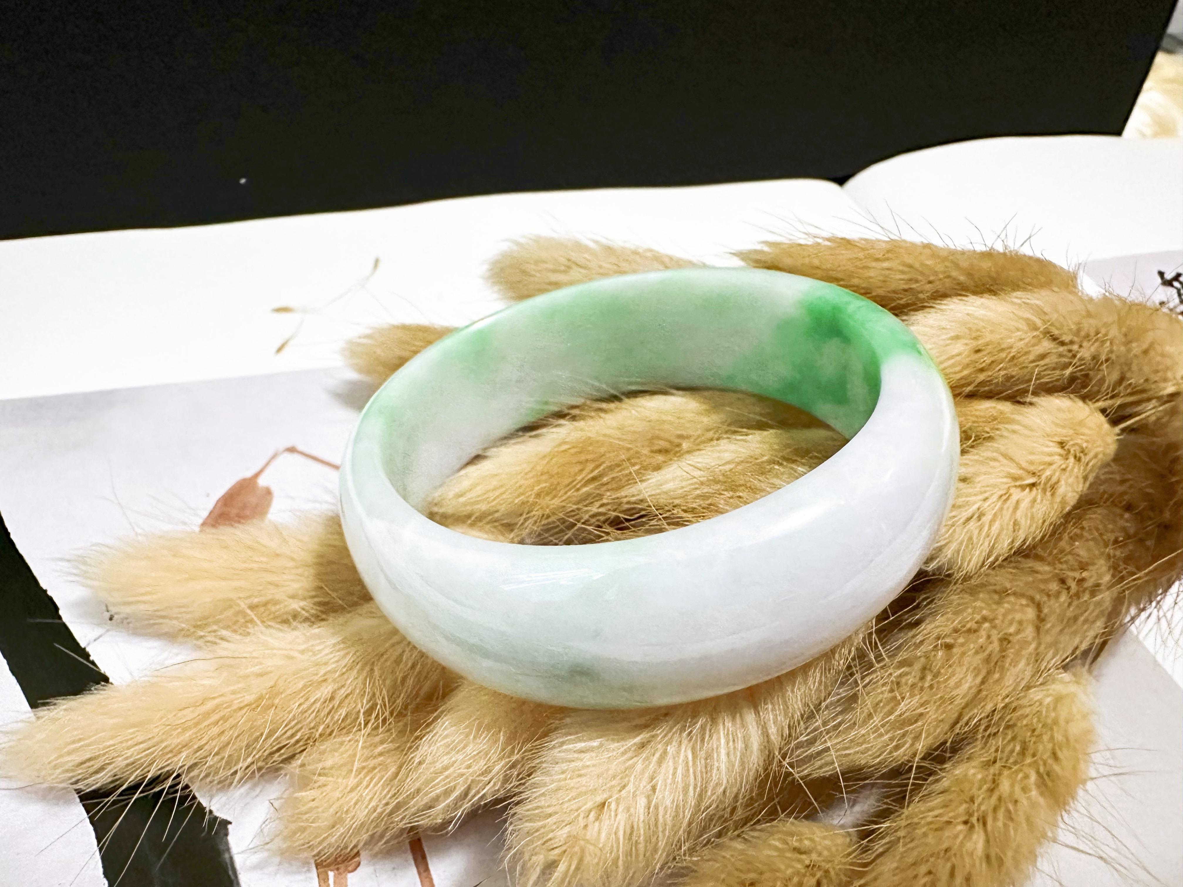 Taille ovale Bracelet de jade de type Nature A Myanmar Vivid Apple Green Oval Shape Jade Bracelet de jade de forme ovale en vente