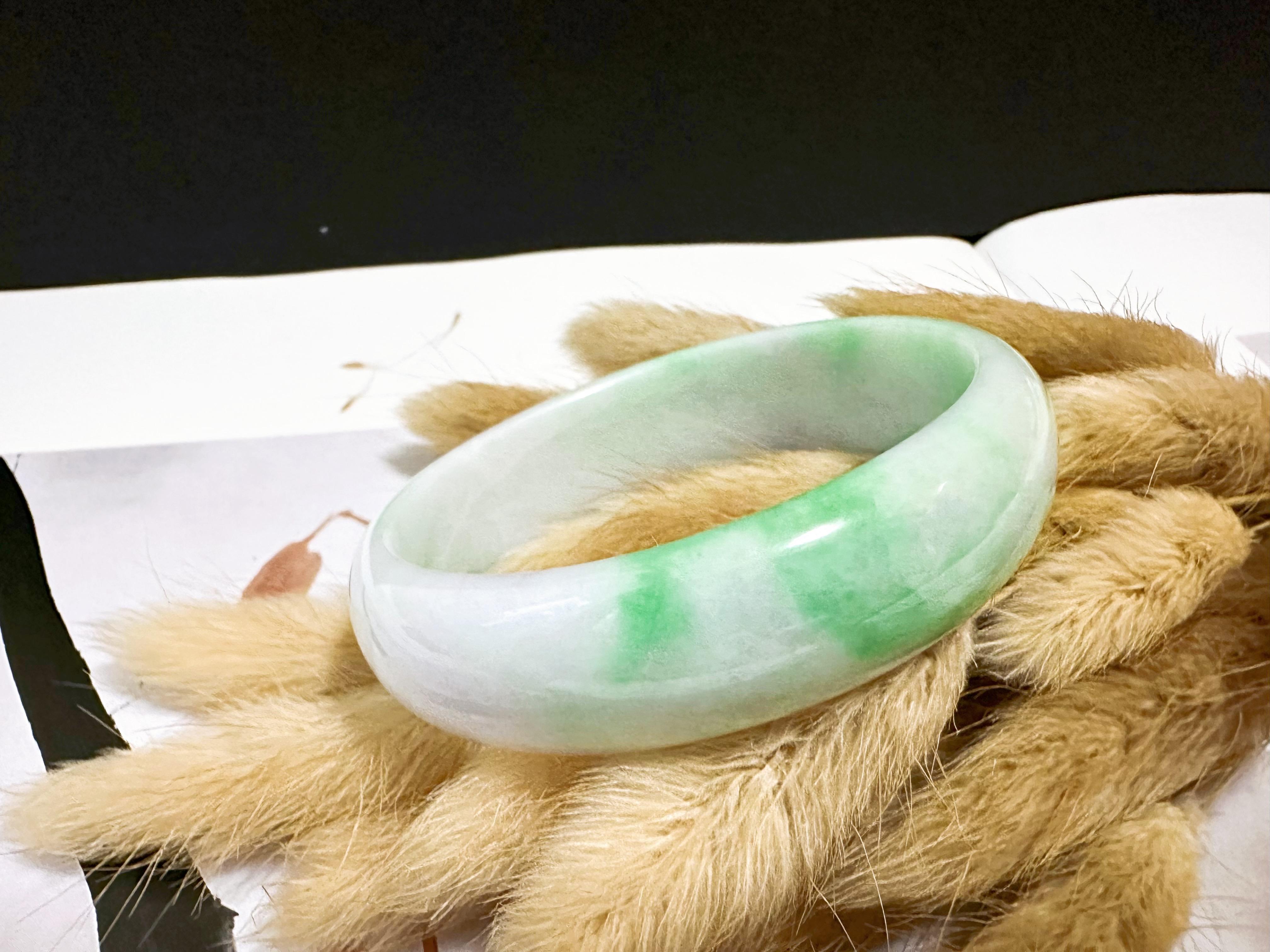 Bracelet de jade de type Nature A Myanmar Vivid Apple Green Oval Shape Jade Bracelet de jade de forme ovale Unisexe en vente