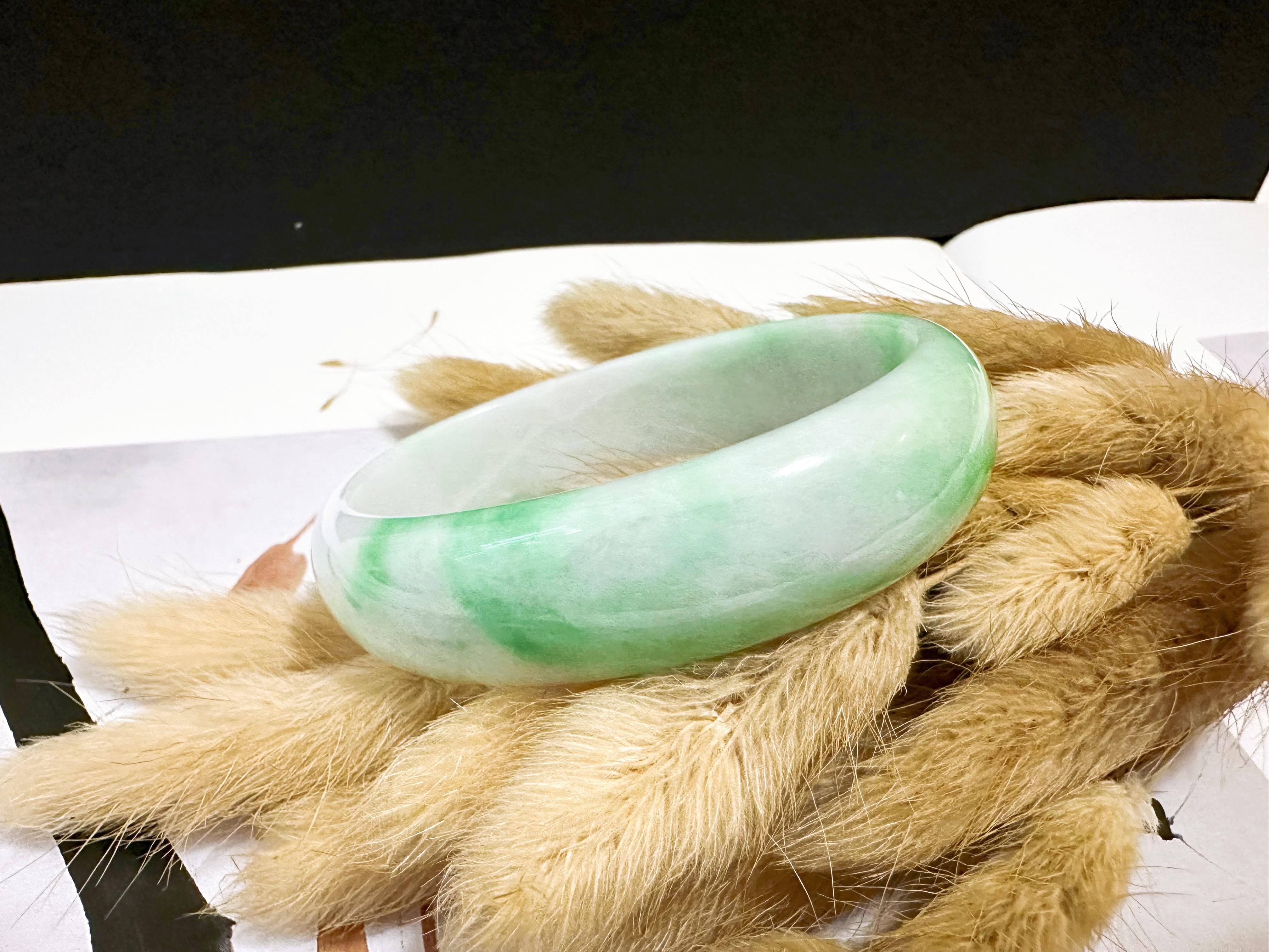 Bracelet de jade de type Nature A Myanmar Vivid Apple Green Oval Shape Jade Bracelet de jade de forme ovale en vente 1