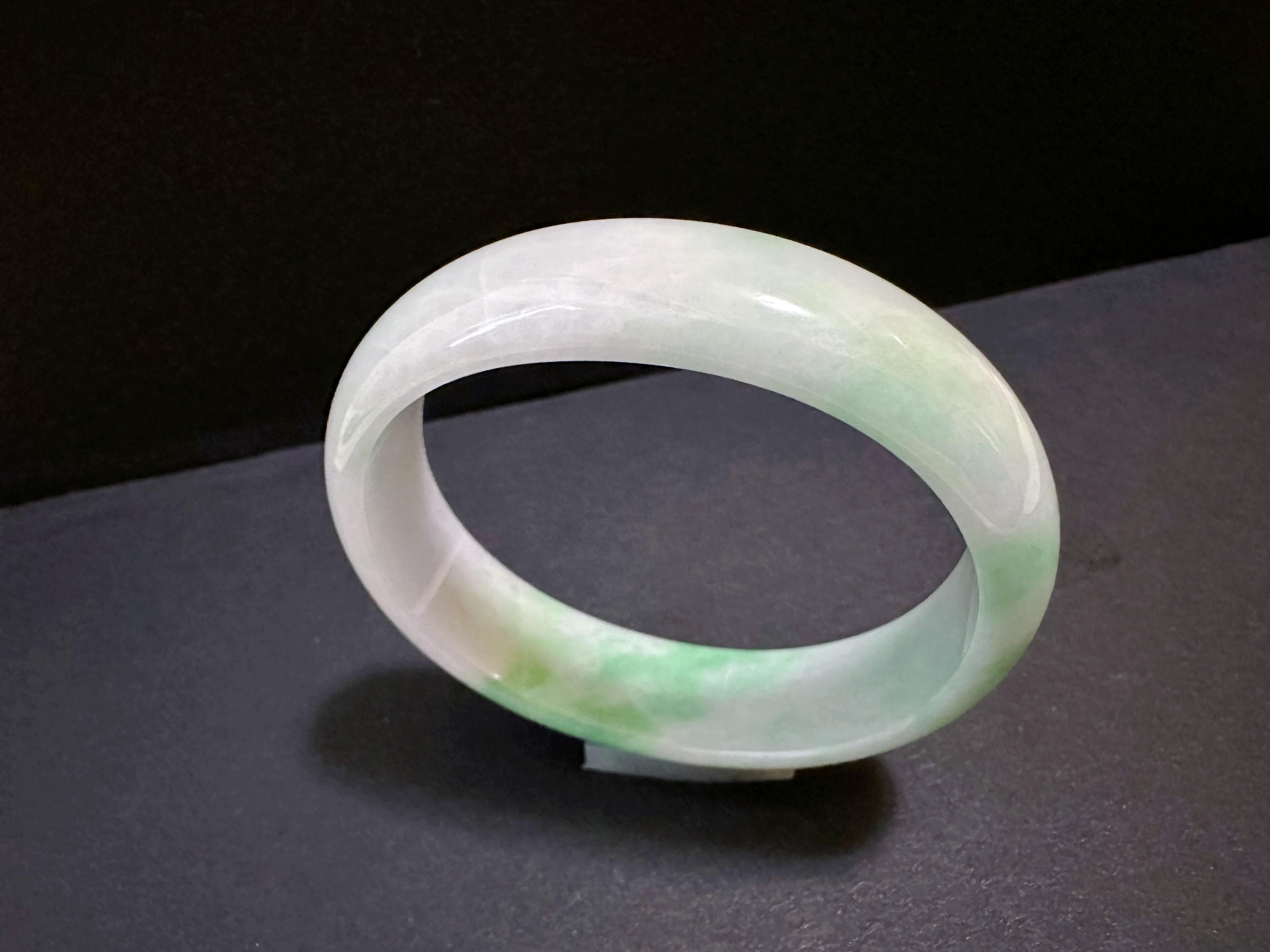 Bracelet de jade de type Nature A Myanmar Vivid Apple Green Oval Shape Jade Bracelet de jade de forme ovale en vente 2
