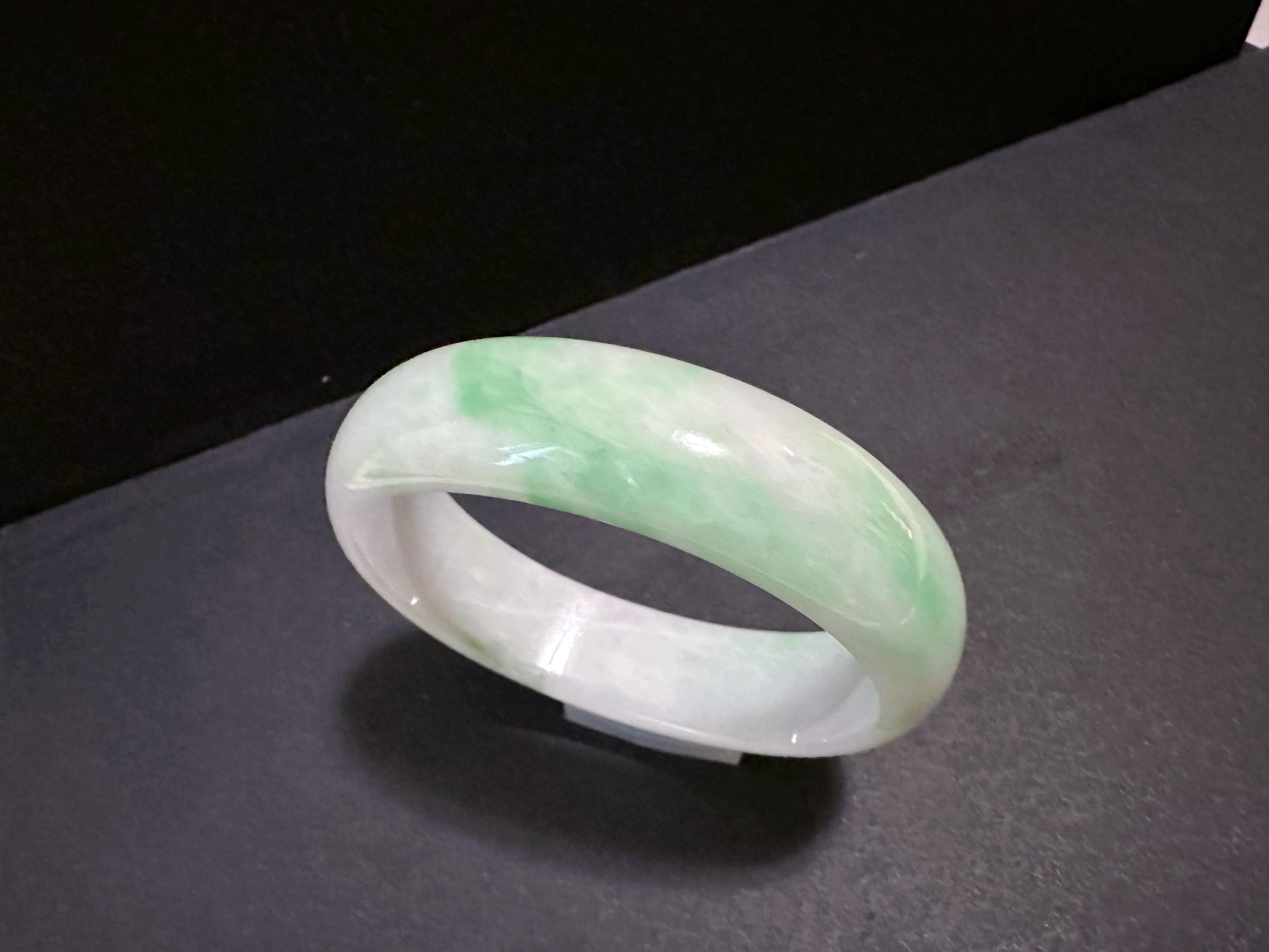 Bracelet de jade de type Nature A Myanmar Vivid Apple Green Oval Shape Jade Bracelet de jade de forme ovale en vente 3
