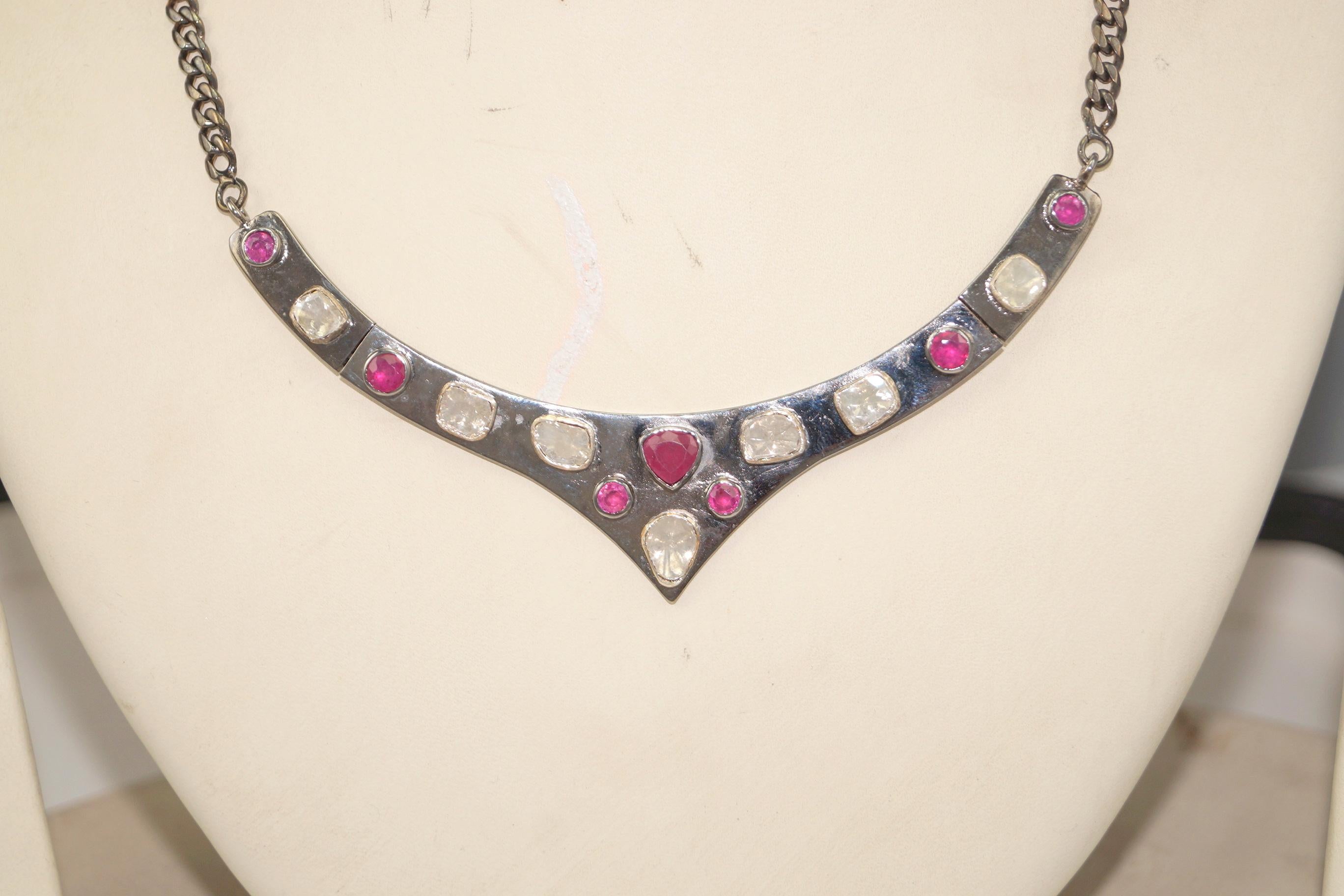 Esta maravilla de aspecto tribal está compuesta por diamantes naturales en bruto y rubí de Birmania. La joya ha sido elaborada en plata de ley y tiene diamantes naturales en bruto que le dan una chispa sutil pero única. 
Los detalles son:
Peso del