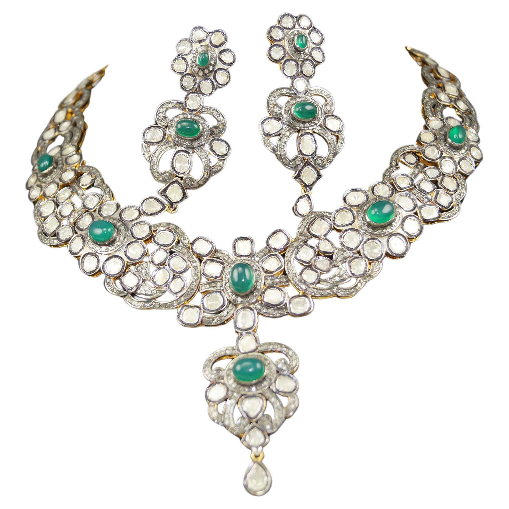 Dieses wunderschöne Floral Style-Halsketten-Set ist einzigartig. Es wurde von den feinen Kunsthandwerkern mit natürlichen echten ungeschliffenen Diamant und Mondstein erstellt. Die Edelsteine und Diamanten sind in einem floralen Muster angeordnet.