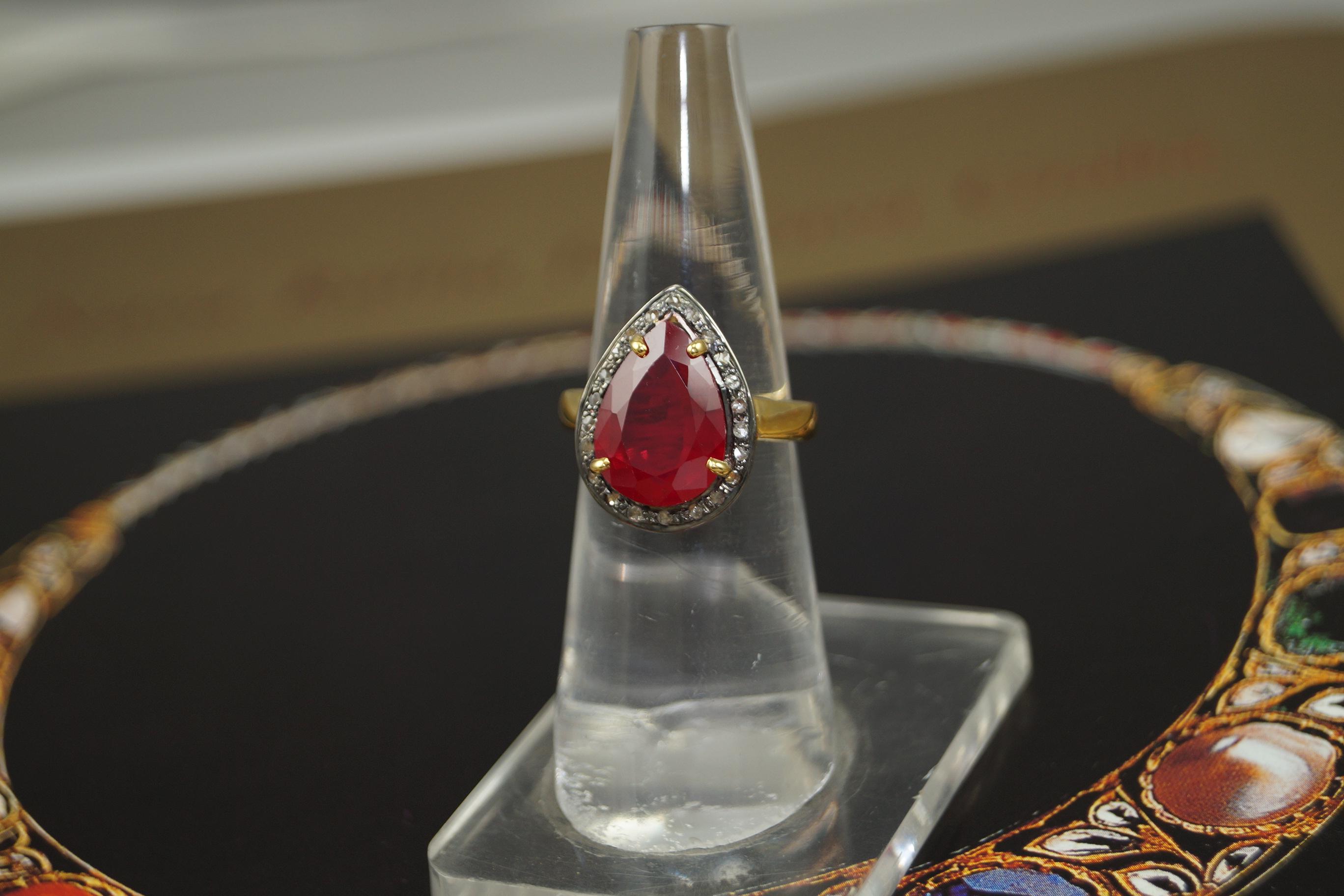 Ring aus vergoldetem Sterlingsilber mit natürlichen Erddiamanten und Rubinen aus Steingut (Edwardian) im Angebot
