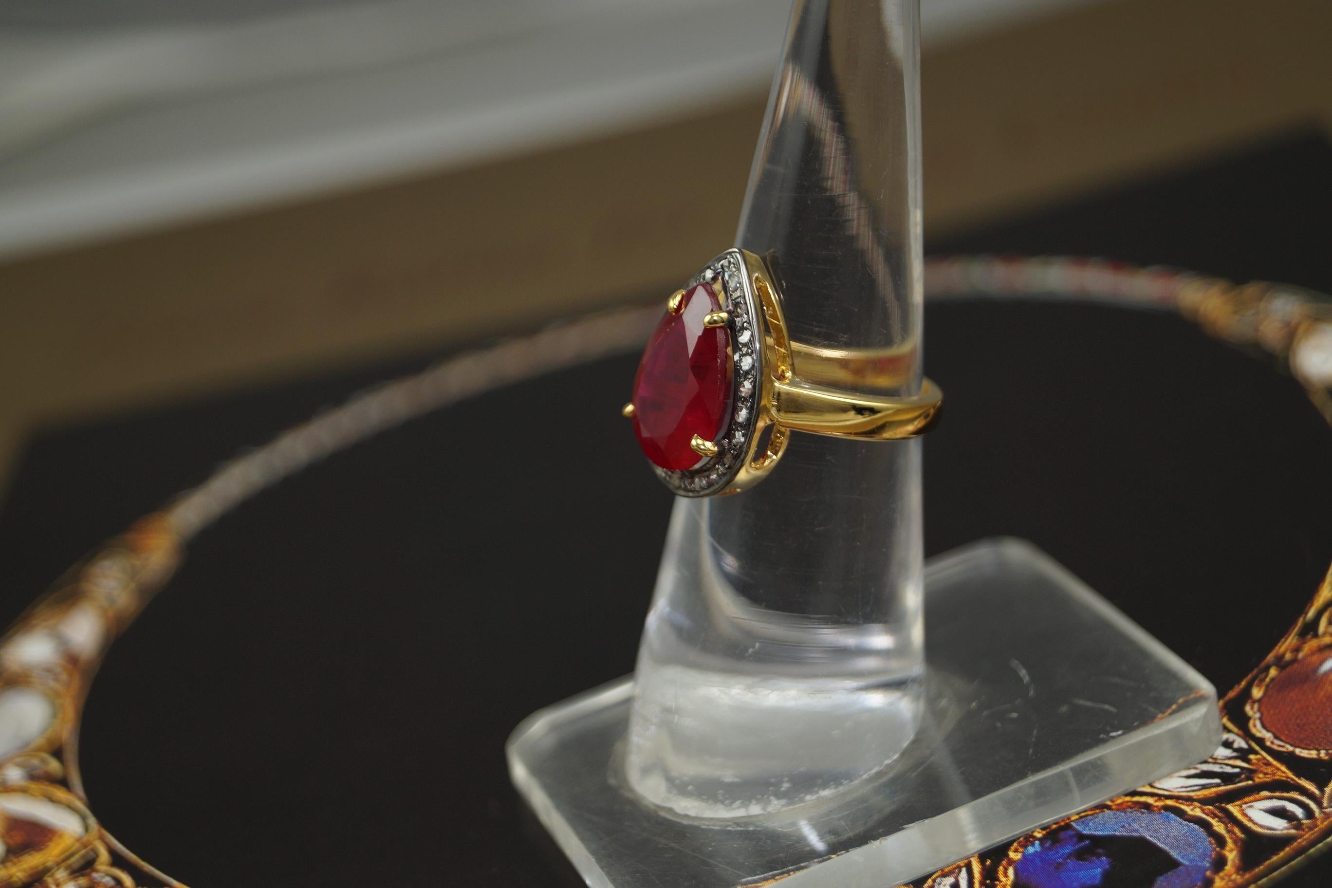 Ring aus vergoldetem Sterlingsilber mit natürlichen Erddiamanten und Rubinen aus Steingut (Rundschliff) im Angebot