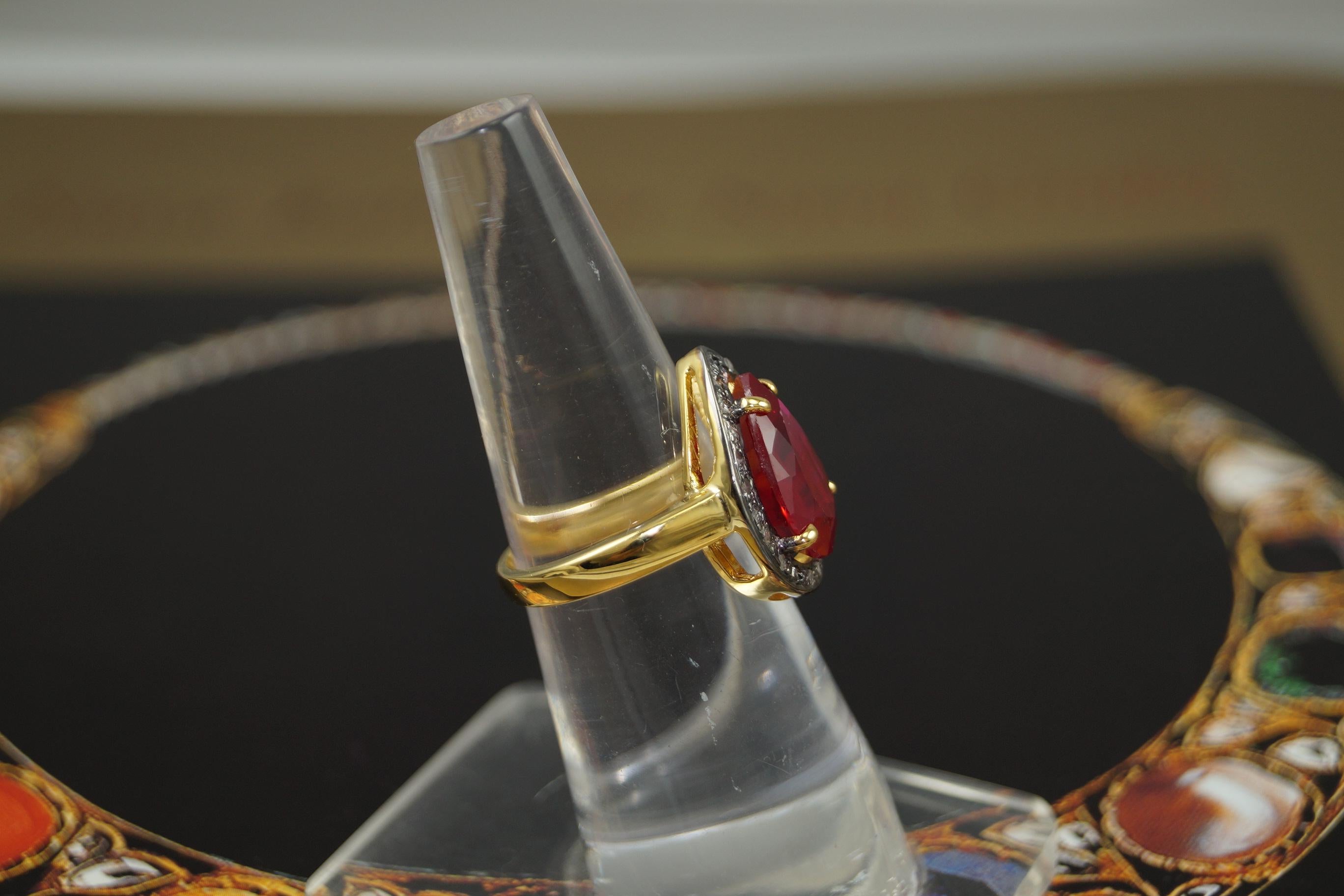 Ring aus vergoldetem Sterlingsilber mit natürlichen Erddiamanten und Rubinen aus Steingut im Zustand „Neu“ im Angebot in Delhi, DL