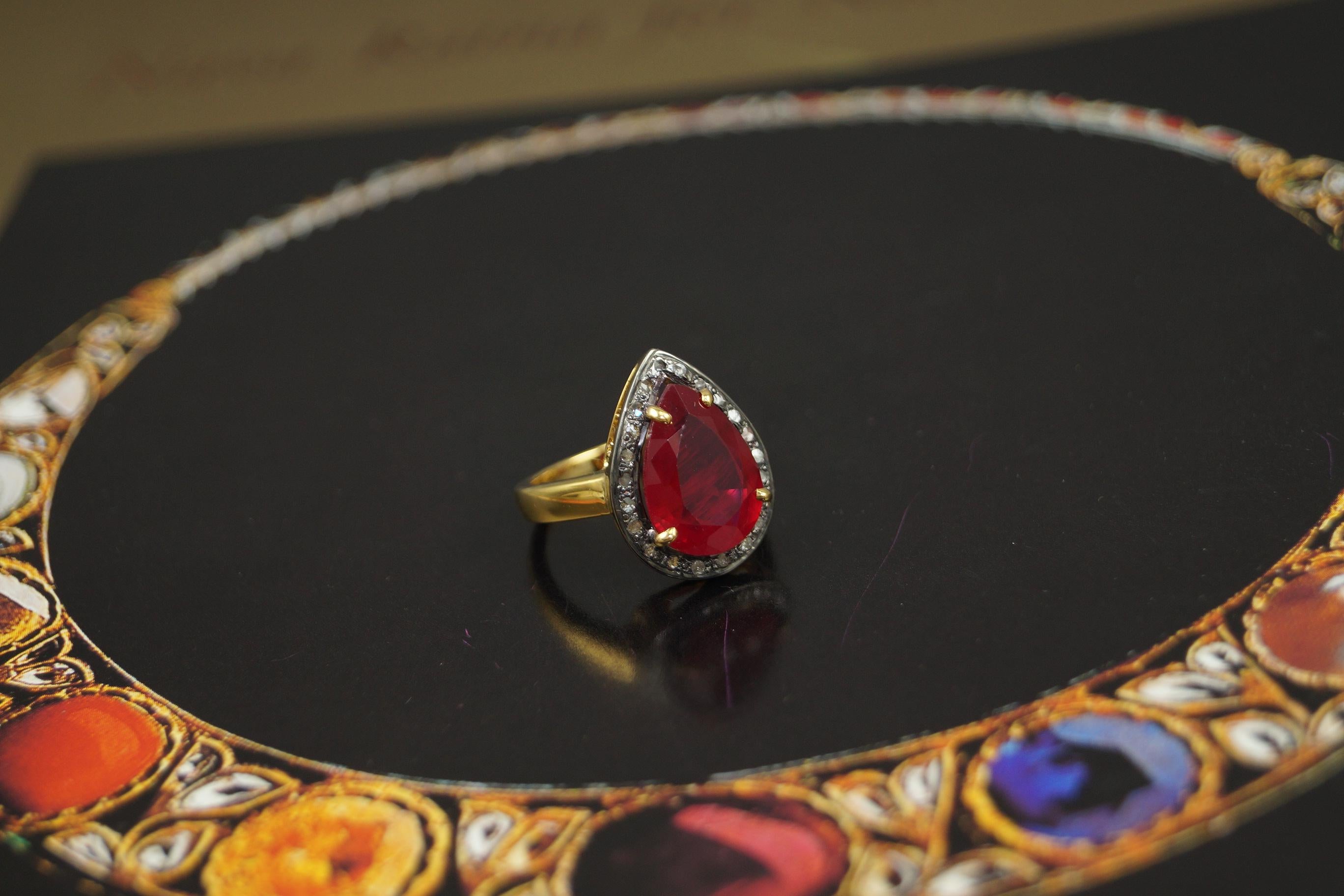 Ring aus vergoldetem Sterlingsilber mit natürlichen Erddiamanten und Rubinen aus Steingut für Damen oder Herren im Angebot