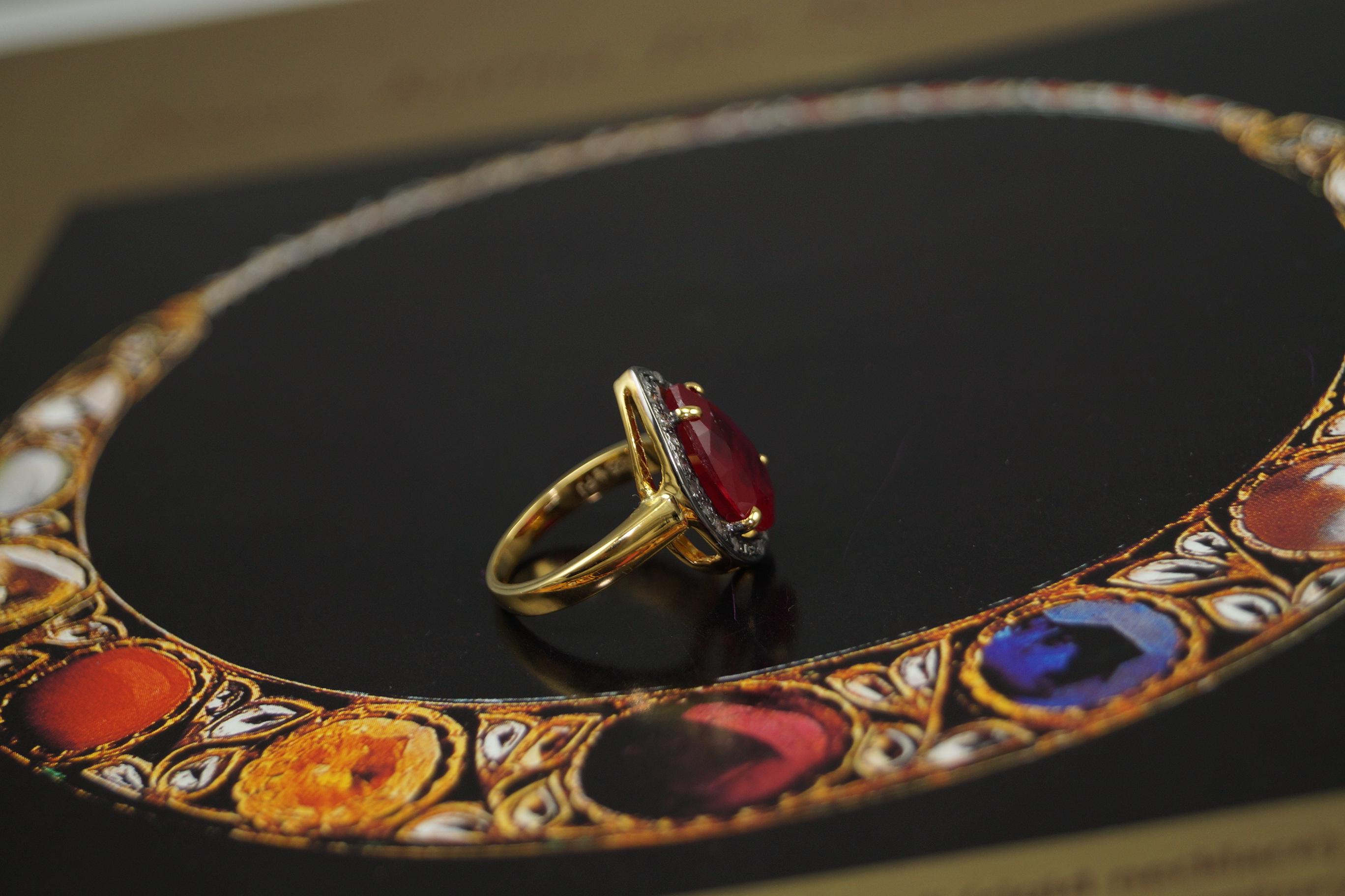 Ring aus vergoldetem Sterlingsilber mit natürlichen Erddiamanten und Rubinen aus Steingut im Angebot 1