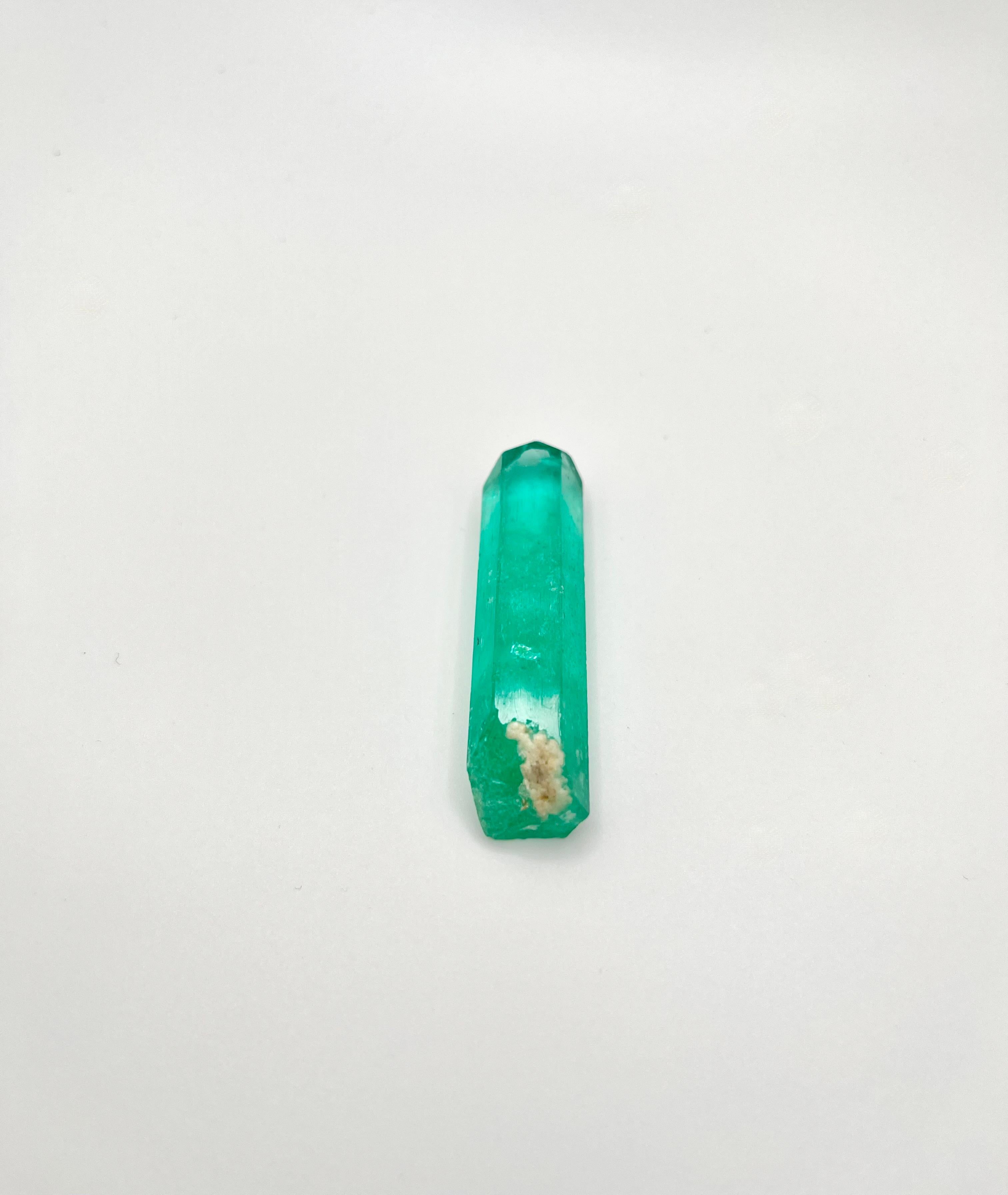 Natural Uncut Emerald in Original Growth of Hexagonal Prism 61.90 Carats In New Condition For Sale In Beverly Hills, CA